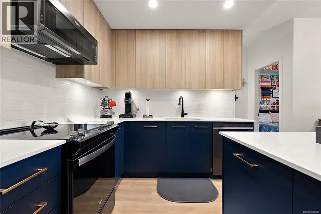 236 - 920 REUNION AVENUE, Langford 2