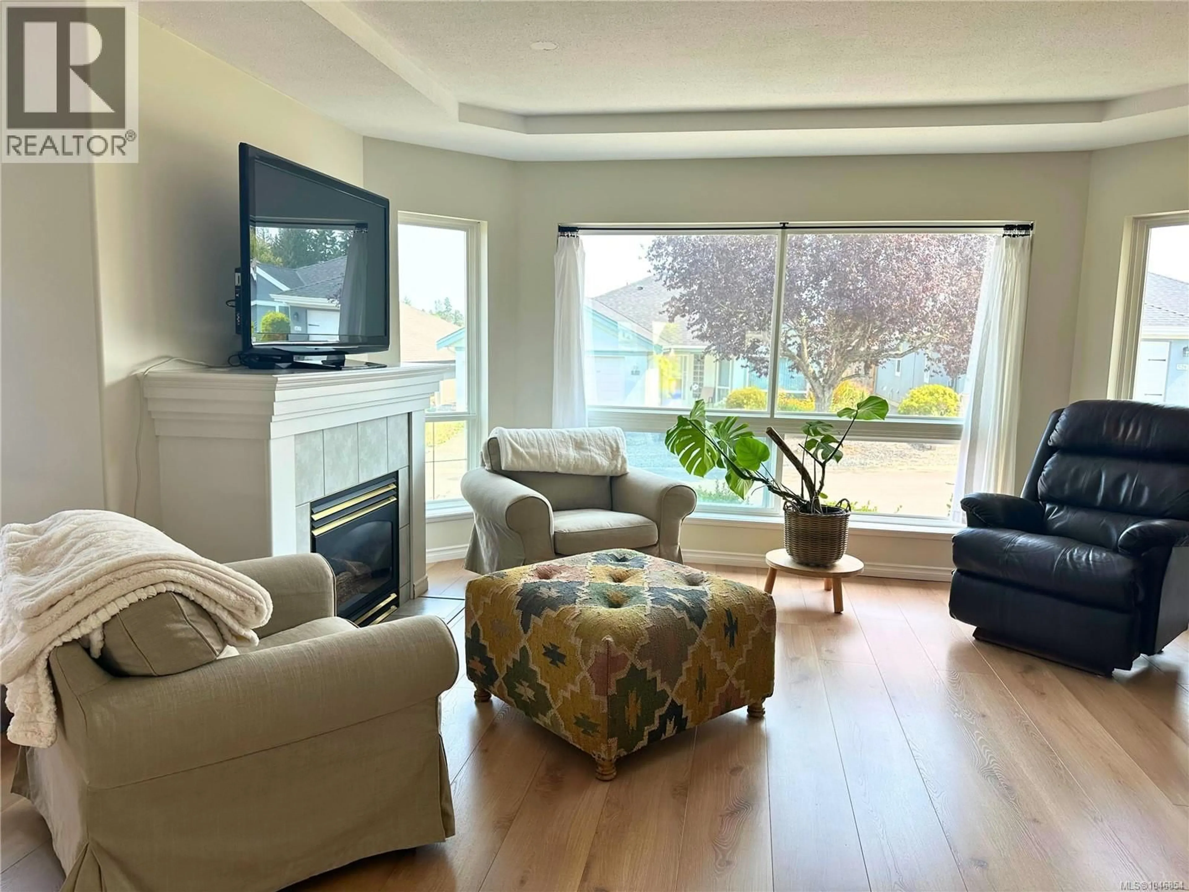 Living room with furniture, wood/laminate floor for 533 HAMPSTEAD STREET, Parksville British Columbia V9P2T7