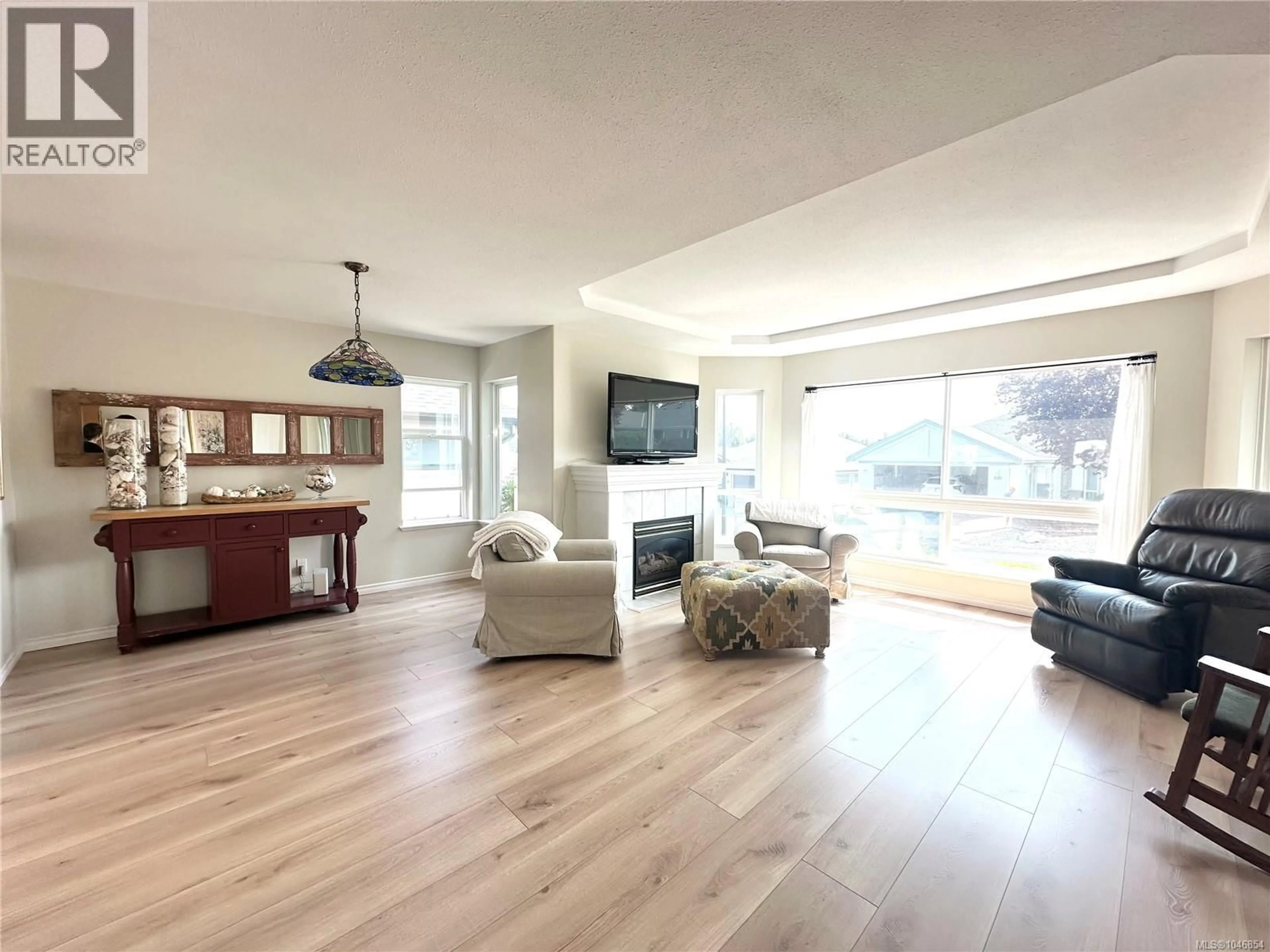 Living room with furniture, wood/laminate floor for 533 HAMPSTEAD STREET, Parksville British Columbia V9P2T7