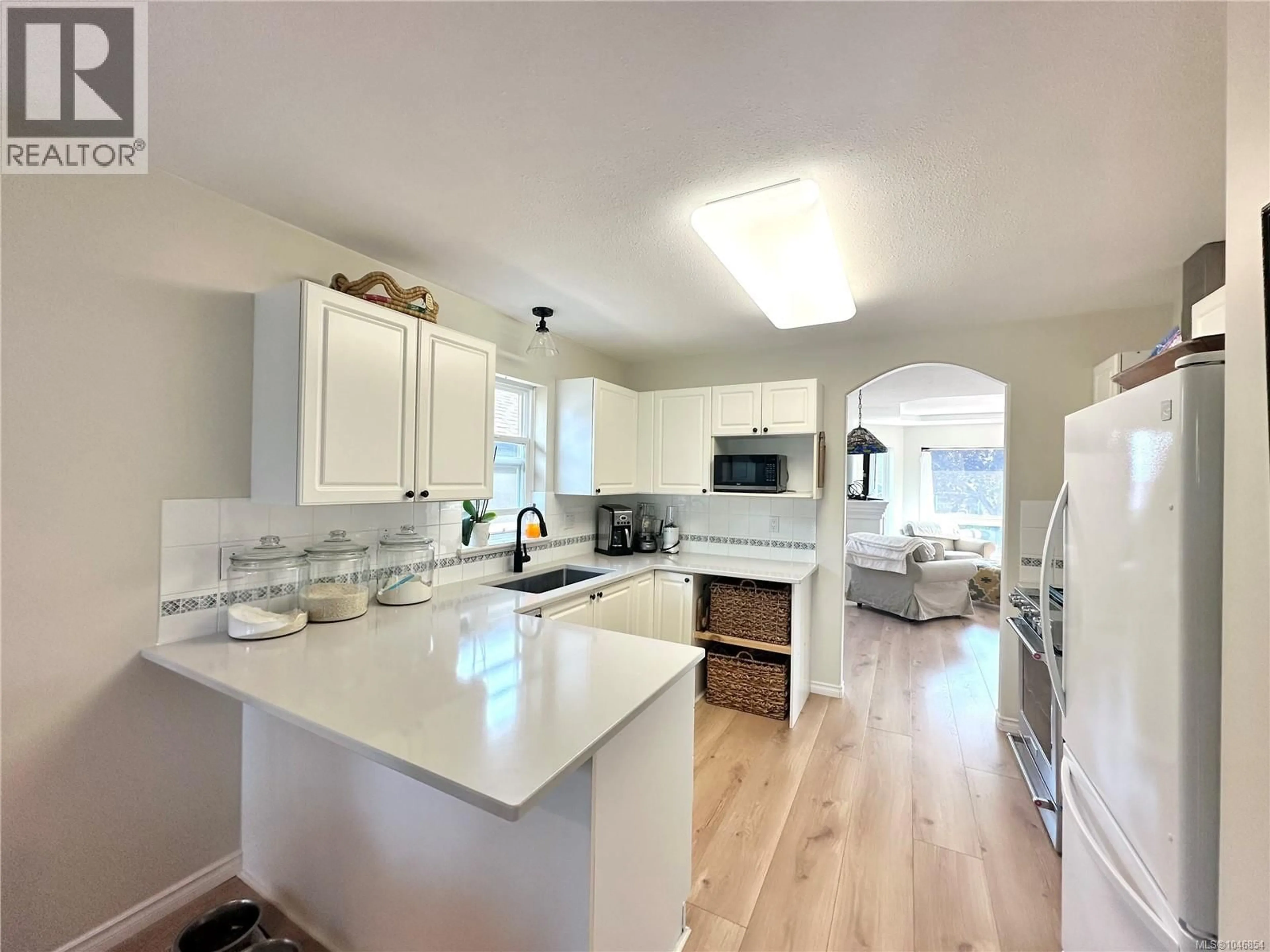 Open concept kitchen, ceramic/tile floor for 533 HAMPSTEAD STREET, Parksville British Columbia V9P2T7