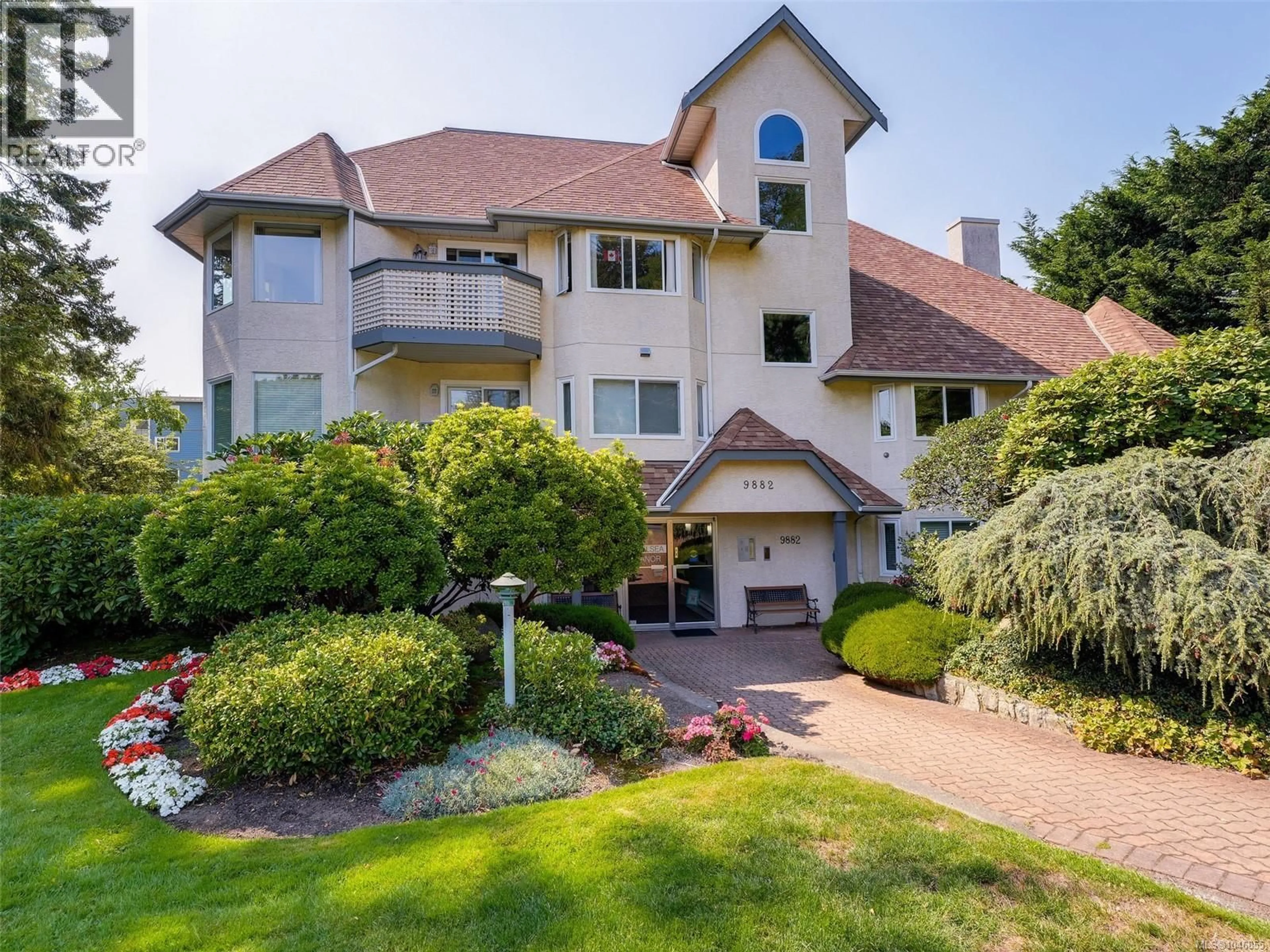 A pic from outside/outdoor area/front of a property/back of a property/a pic from drone, unknown for 208 - 9882 FIFTH STREET, Sidney British Columbia V8L2X3