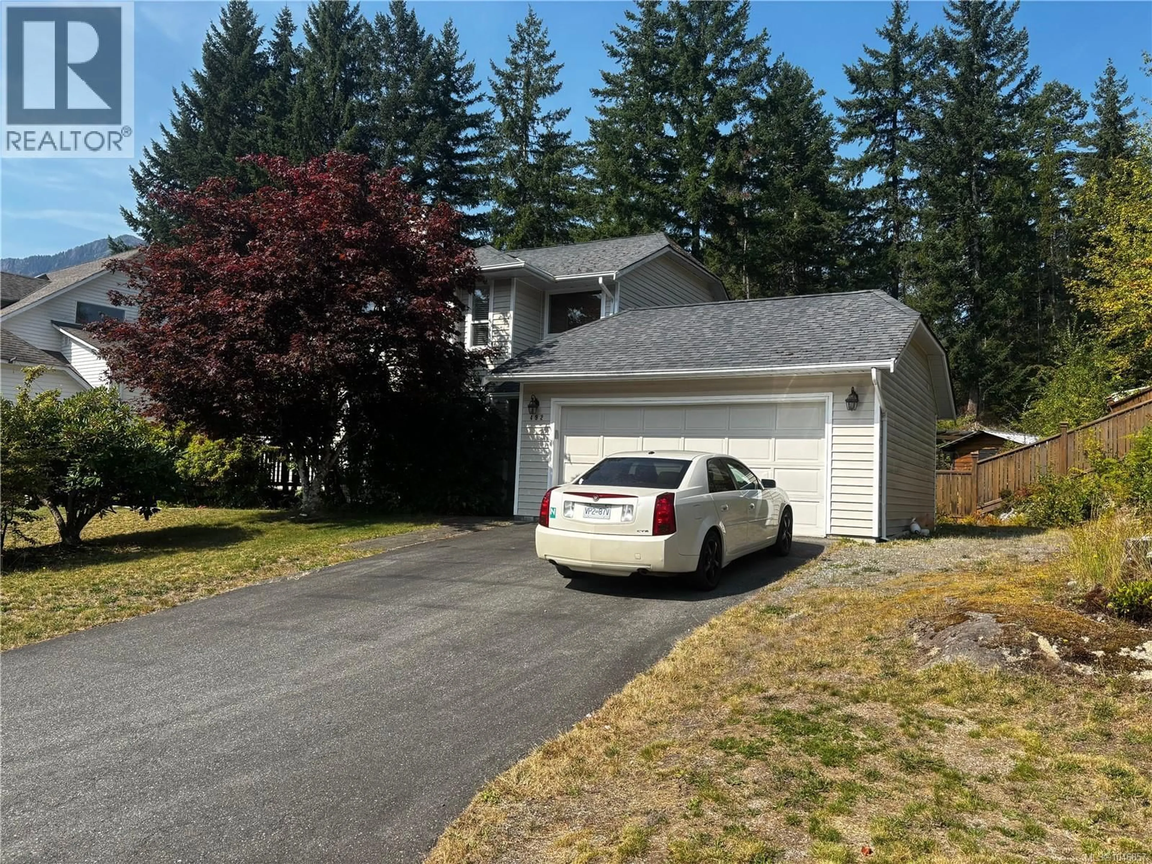 Home with vinyl exterior material, street for 492 CEDAR CRESCENT, Gold River British Columbia V0P1G0