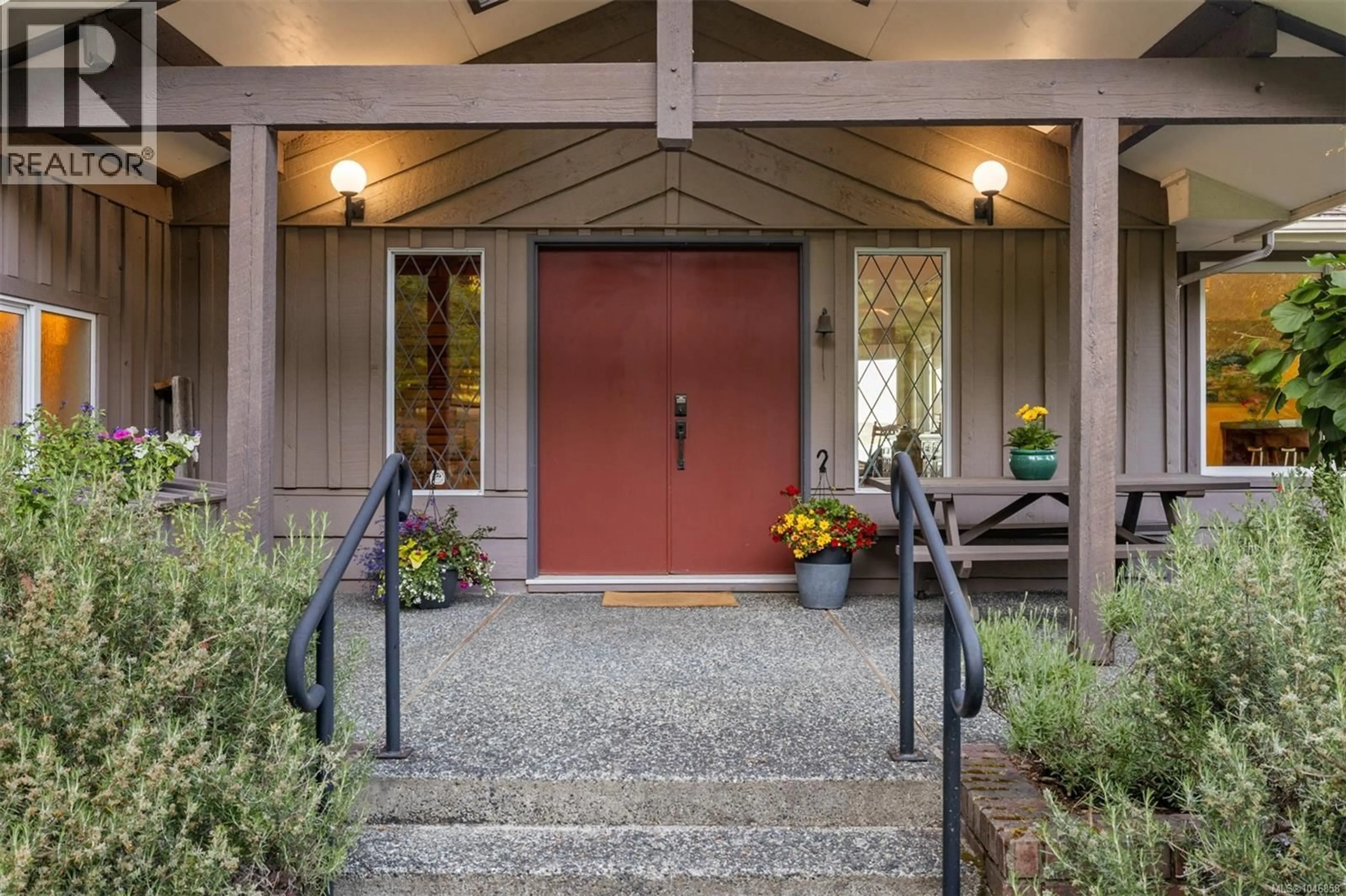 Indoor entryway for 2858 TWIN OAKS DRIVE, Ladysmith British Columbia V9G1C7