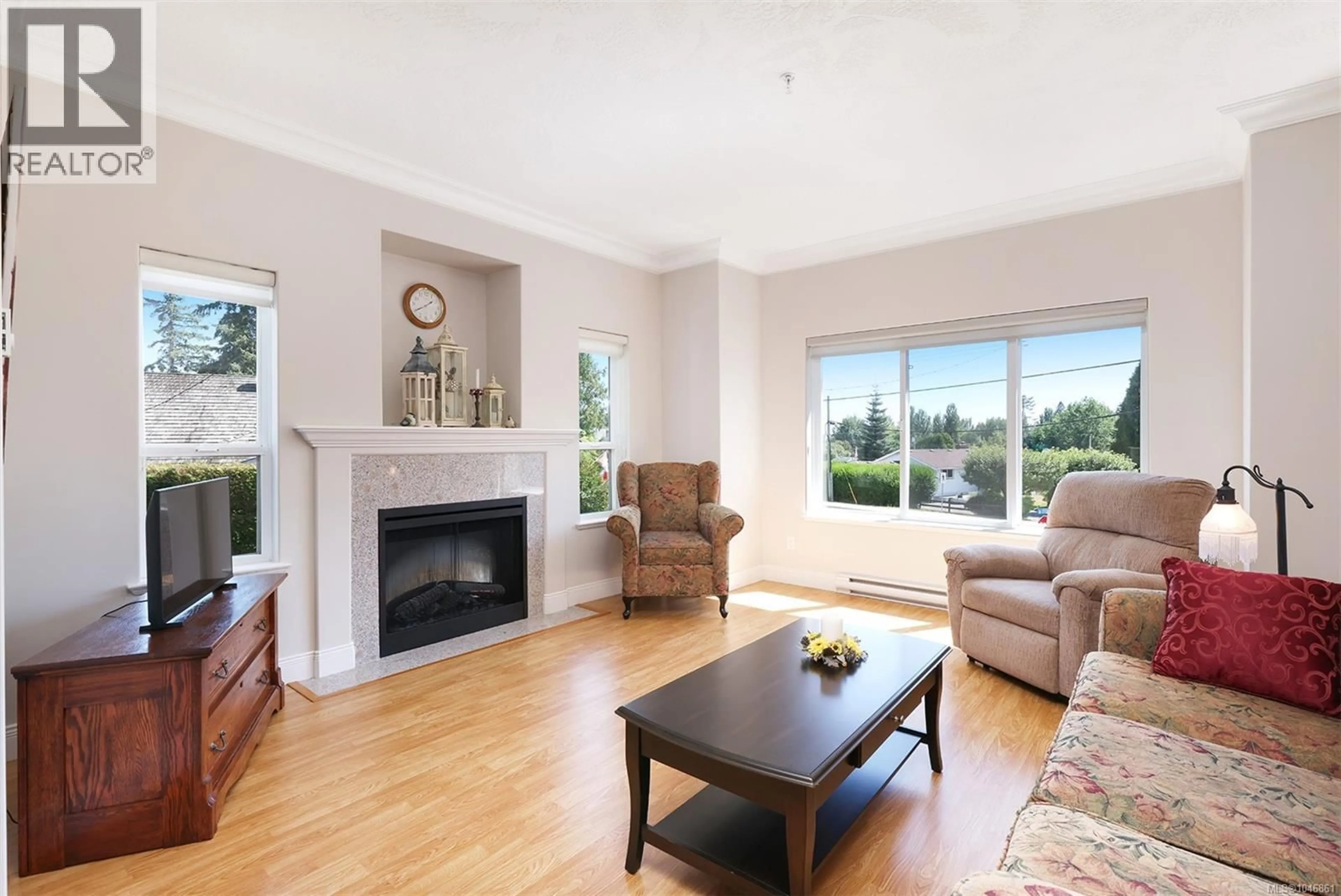 Living room with furniture, wood/laminate floor for 16 - 1646 BALMORAL AVENUE, Comox British Columbia V9M2N1