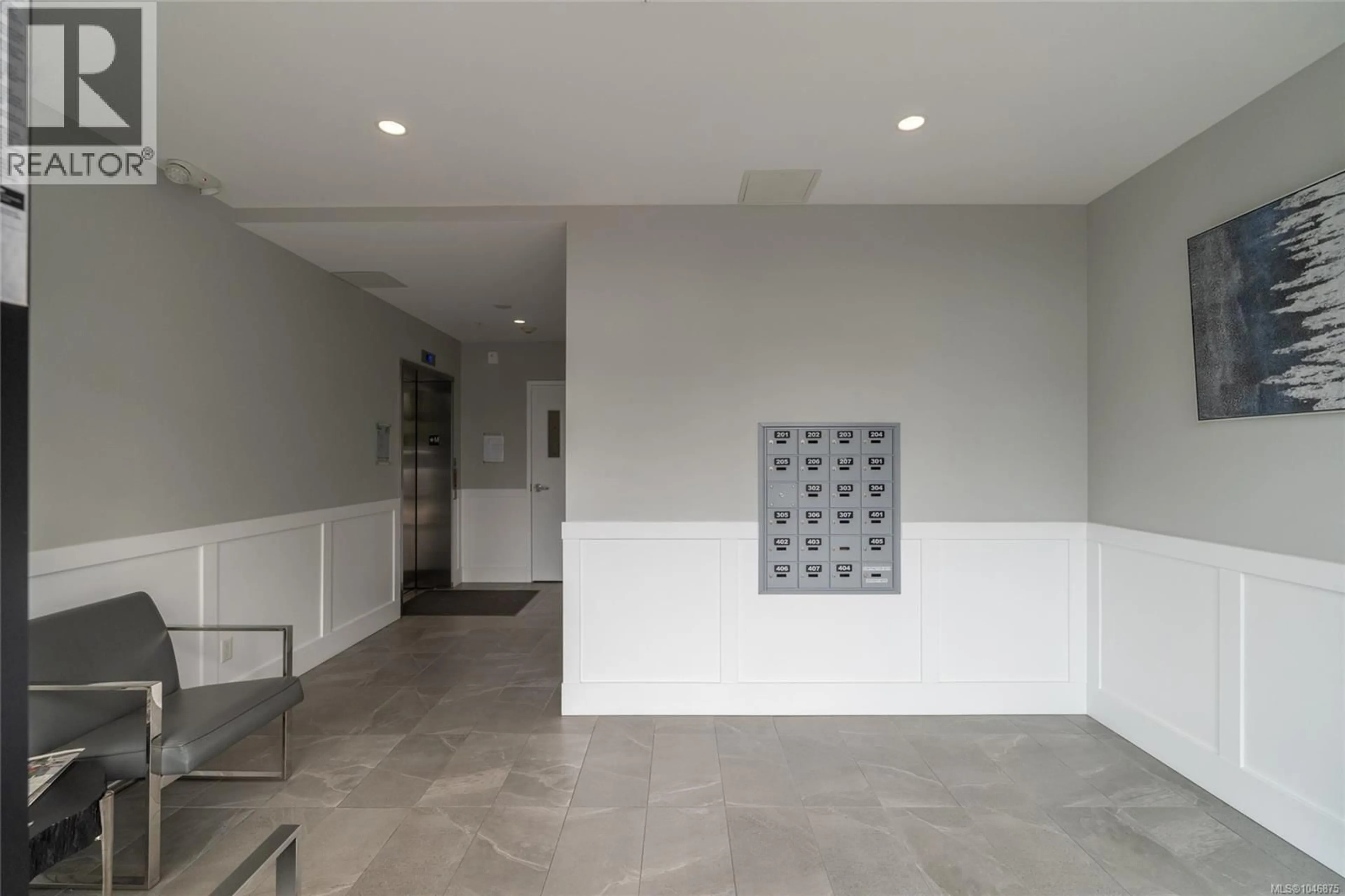 Indoor foyer for 302 - 2526 BEVAN AVENUE, Sidney British Columbia V8L1W3