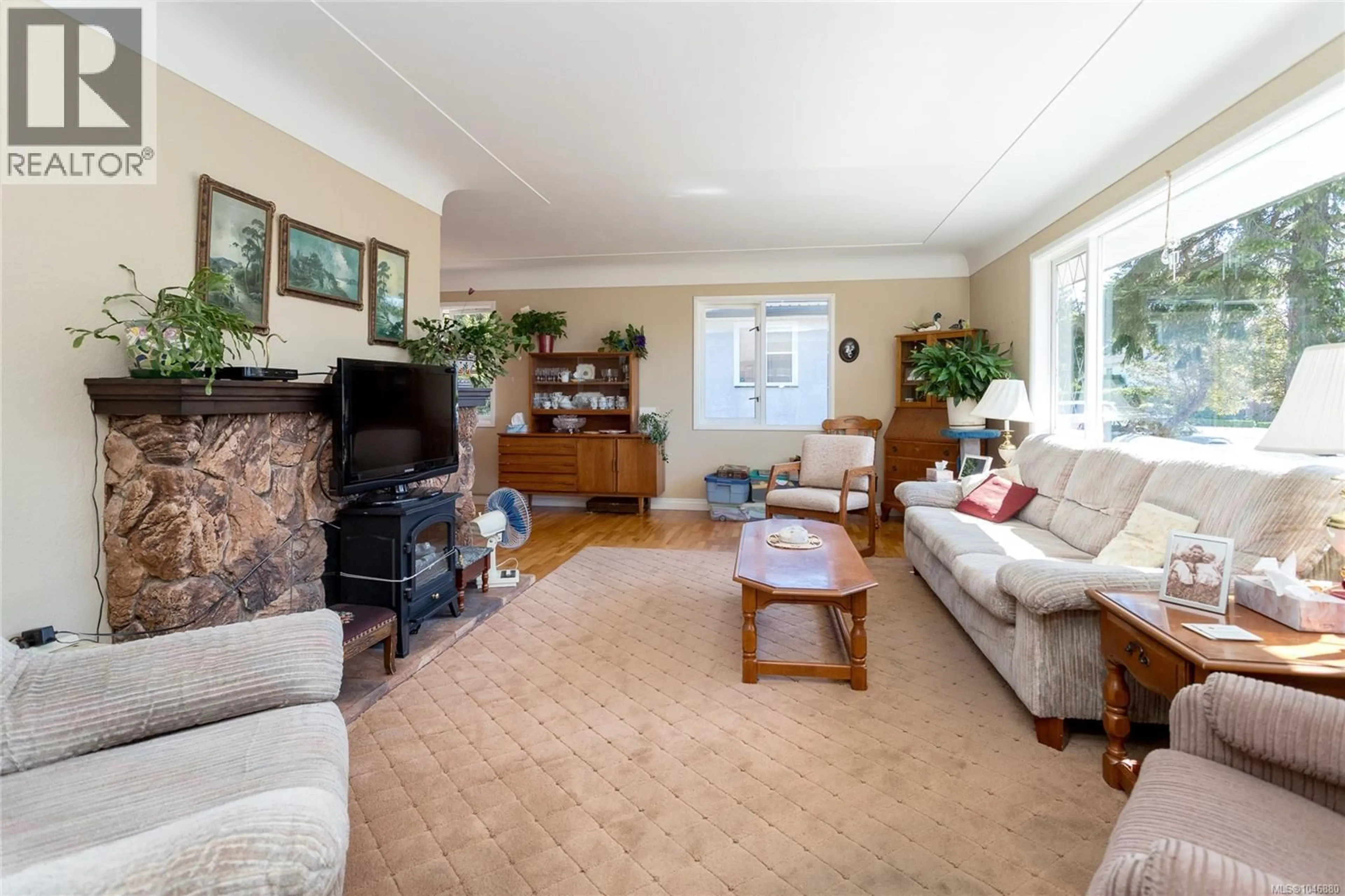 Living room with furniture, unknown for 3856 DIAMOND STREET, Saanich British Columbia V8Z3X4