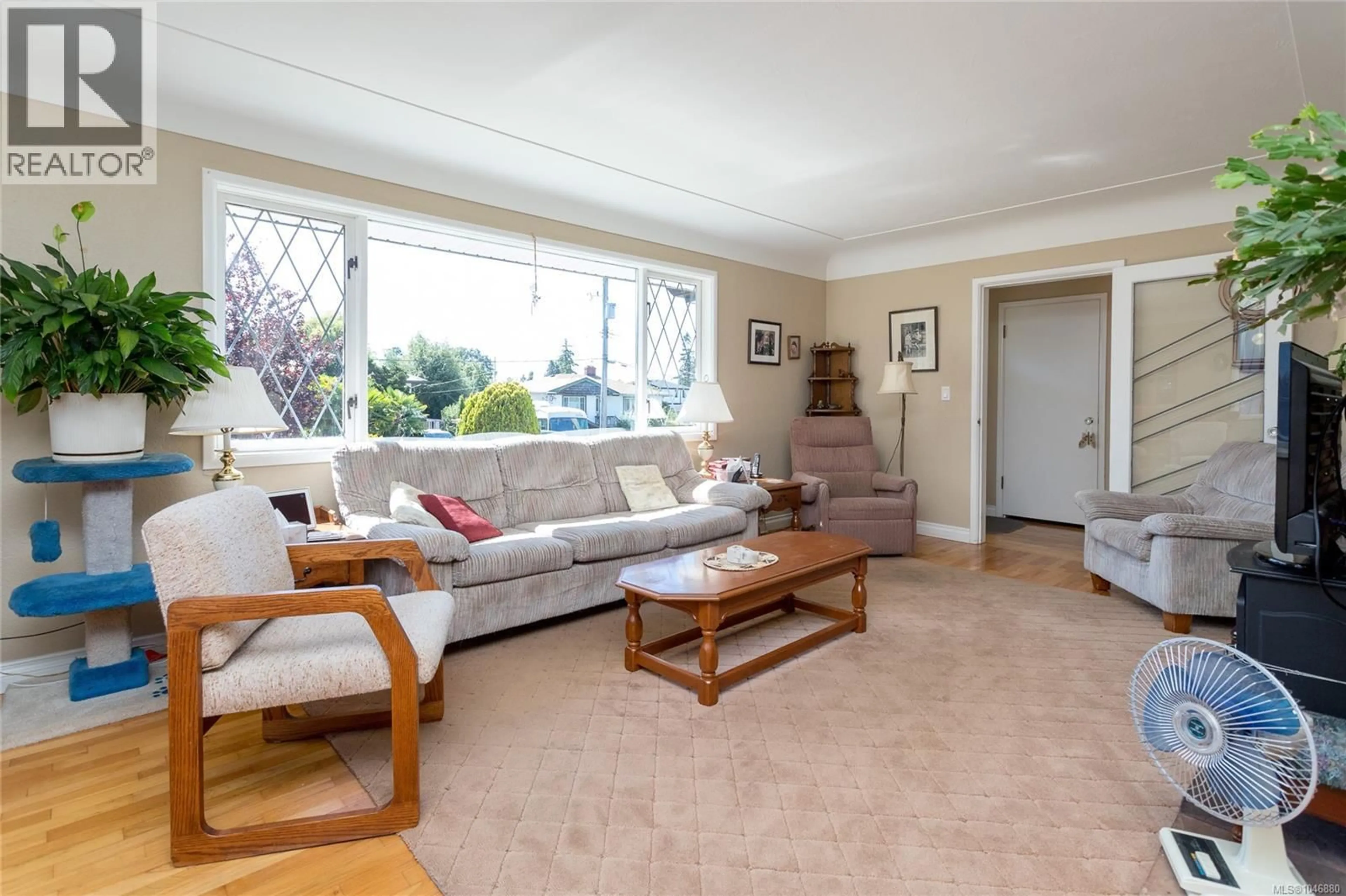 Living room with furniture, unknown for 3856 DIAMOND STREET, Saanich British Columbia V8Z3X4