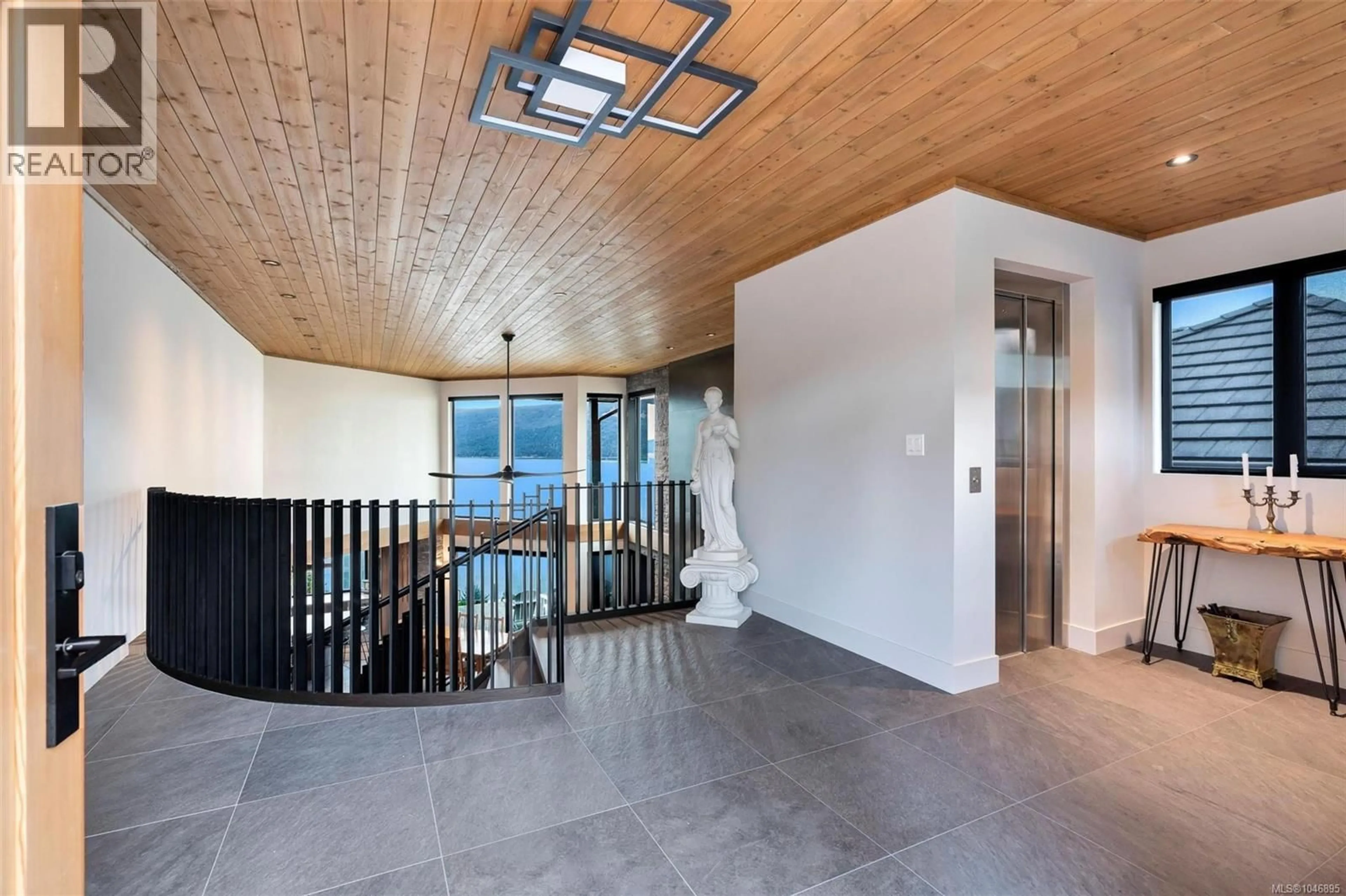 Indoor foyer for 553 MARINE VIEW, Cobble Hill British Columbia V8H0K8