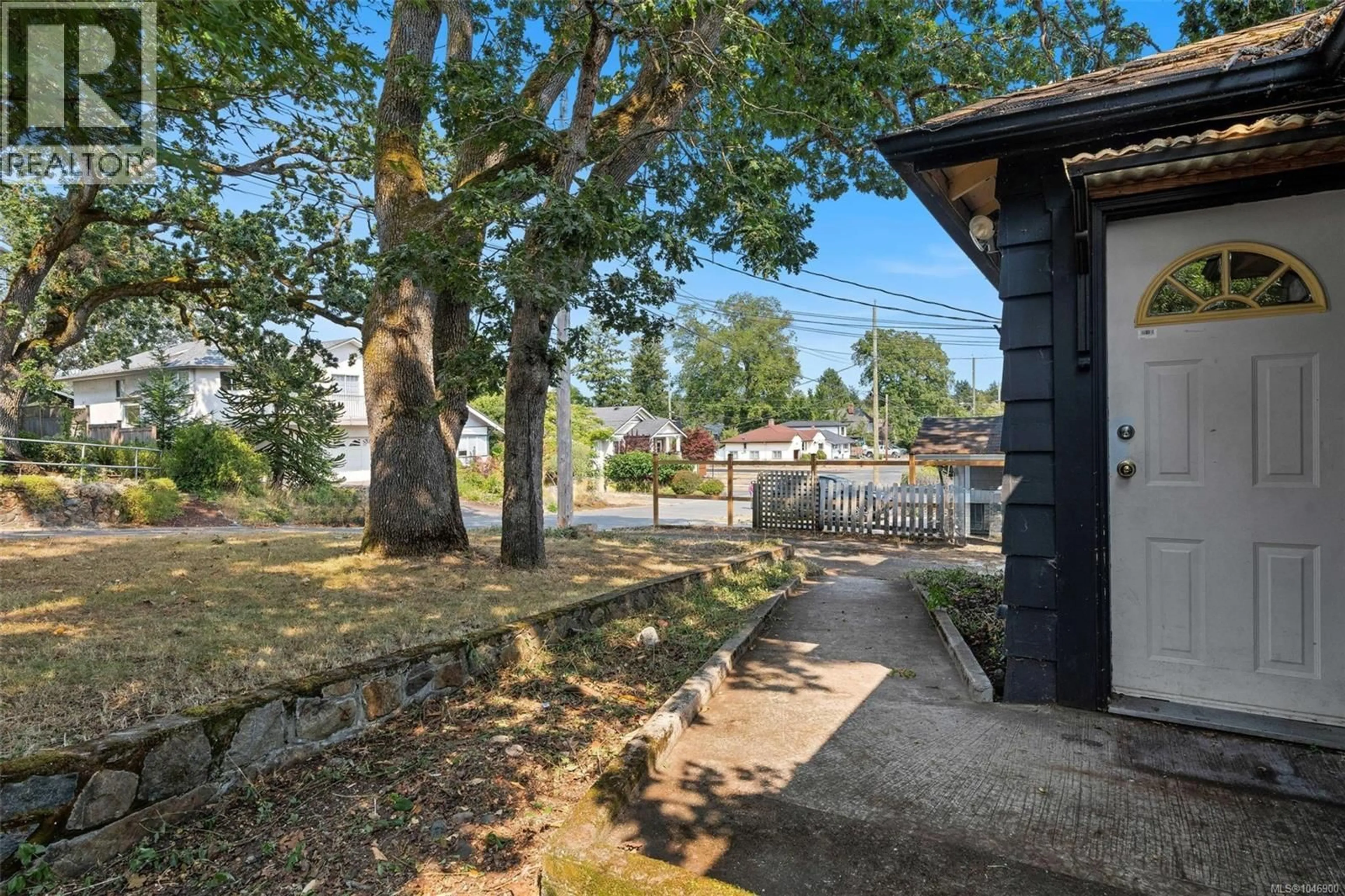 Patio, street for 1669 KISBER AVENUE, Saanich British Columbia V8P2W5