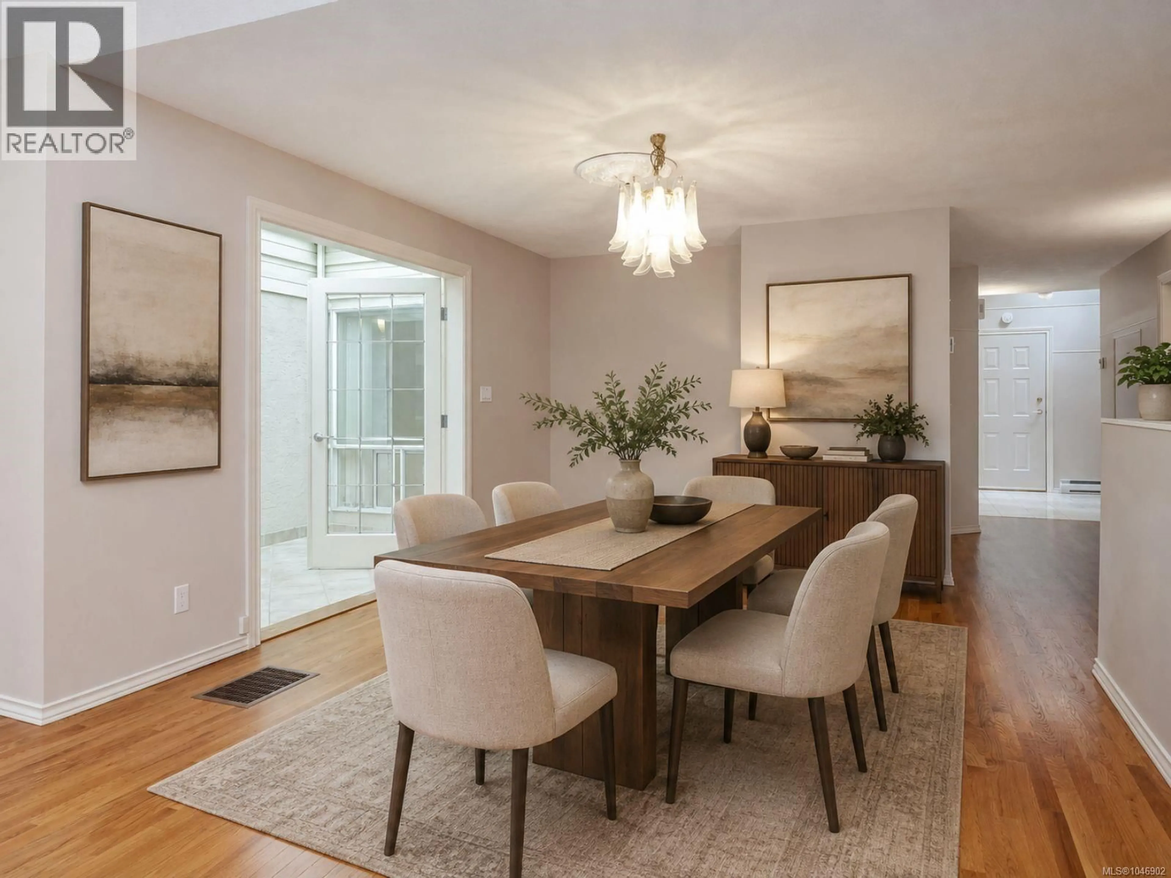 Dining room, wood/laminate floor for 1 - 928 BEARWOOD LANE, Saanich British Columbia V8P5A5