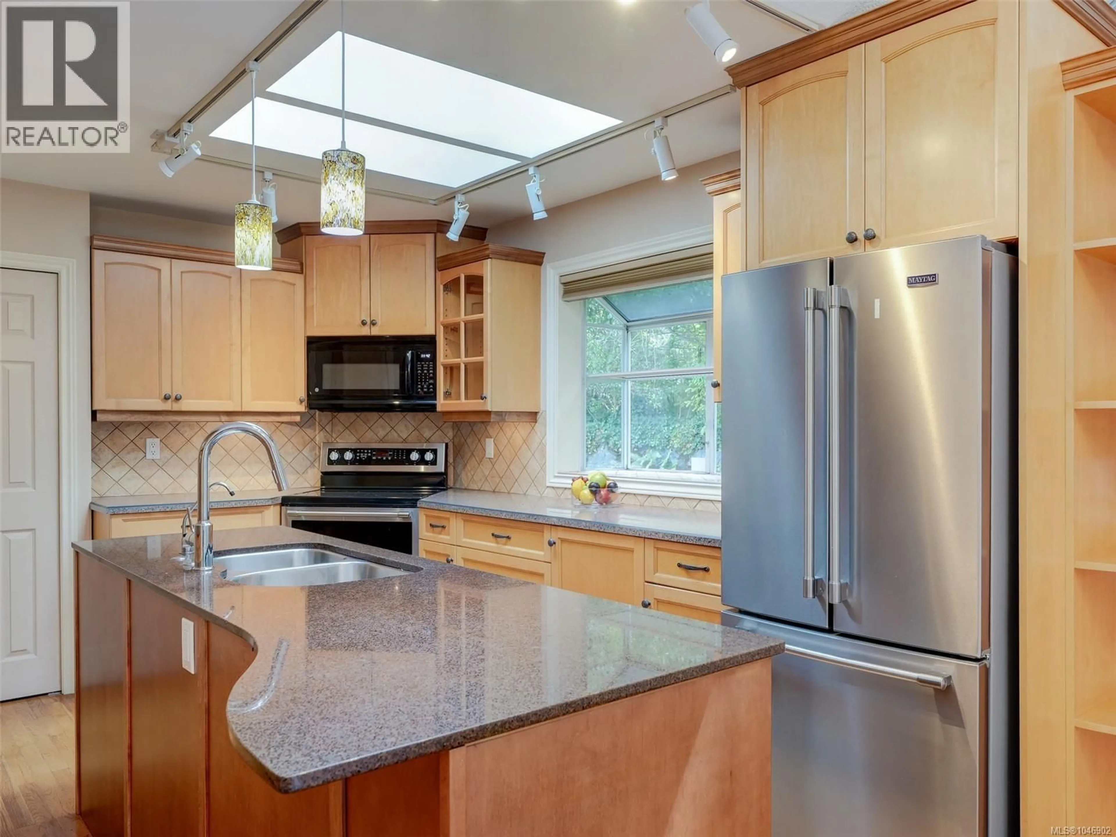 Contemporary kitchen, ceramic/tile floor for 1 - 928 BEARWOOD LANE, Saanich British Columbia V8P5A5
