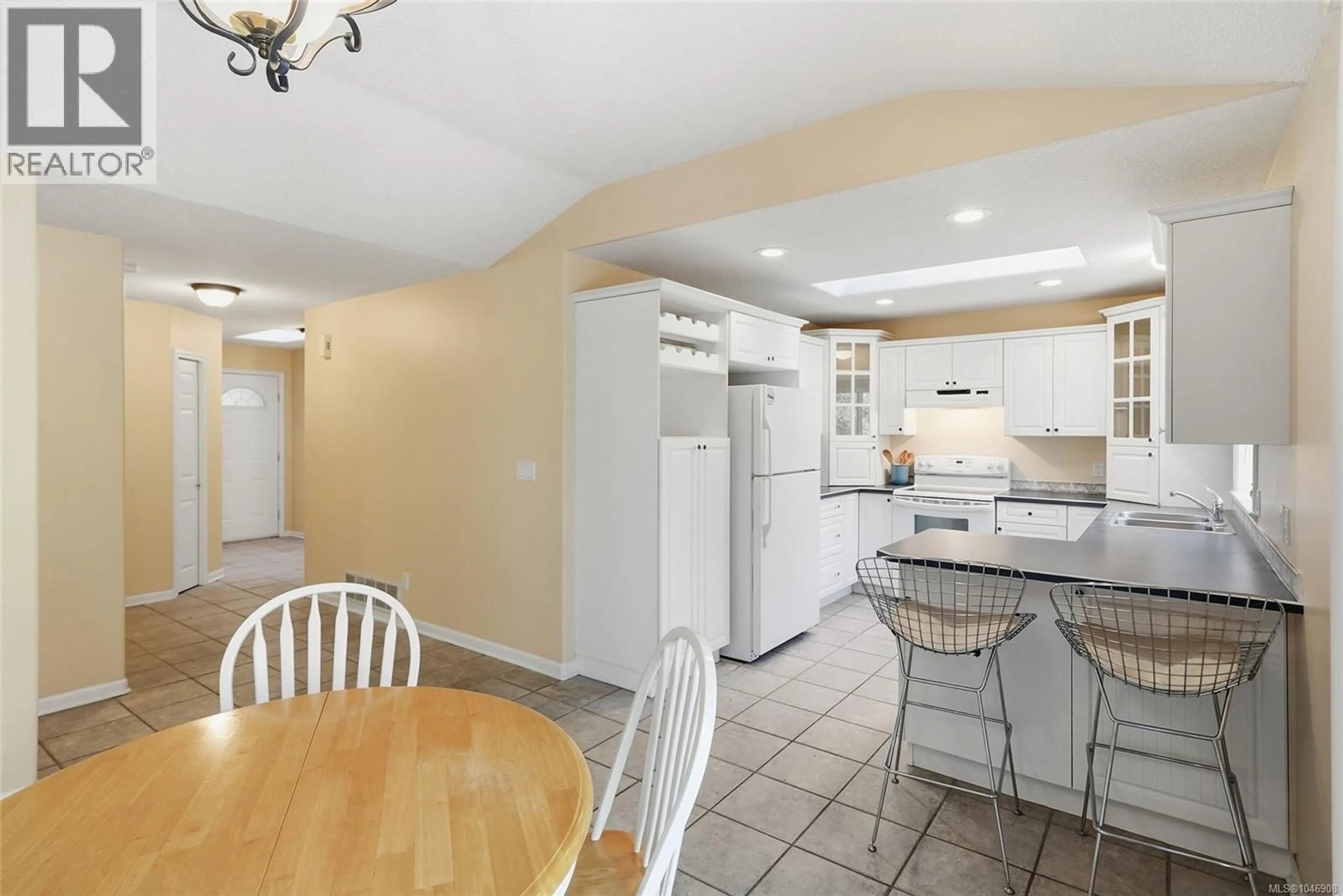 Open concept kitchen, ceramic/tile floor for 821 SHOREWOOD DRIVE, Parksville British Columbia V9P1S1