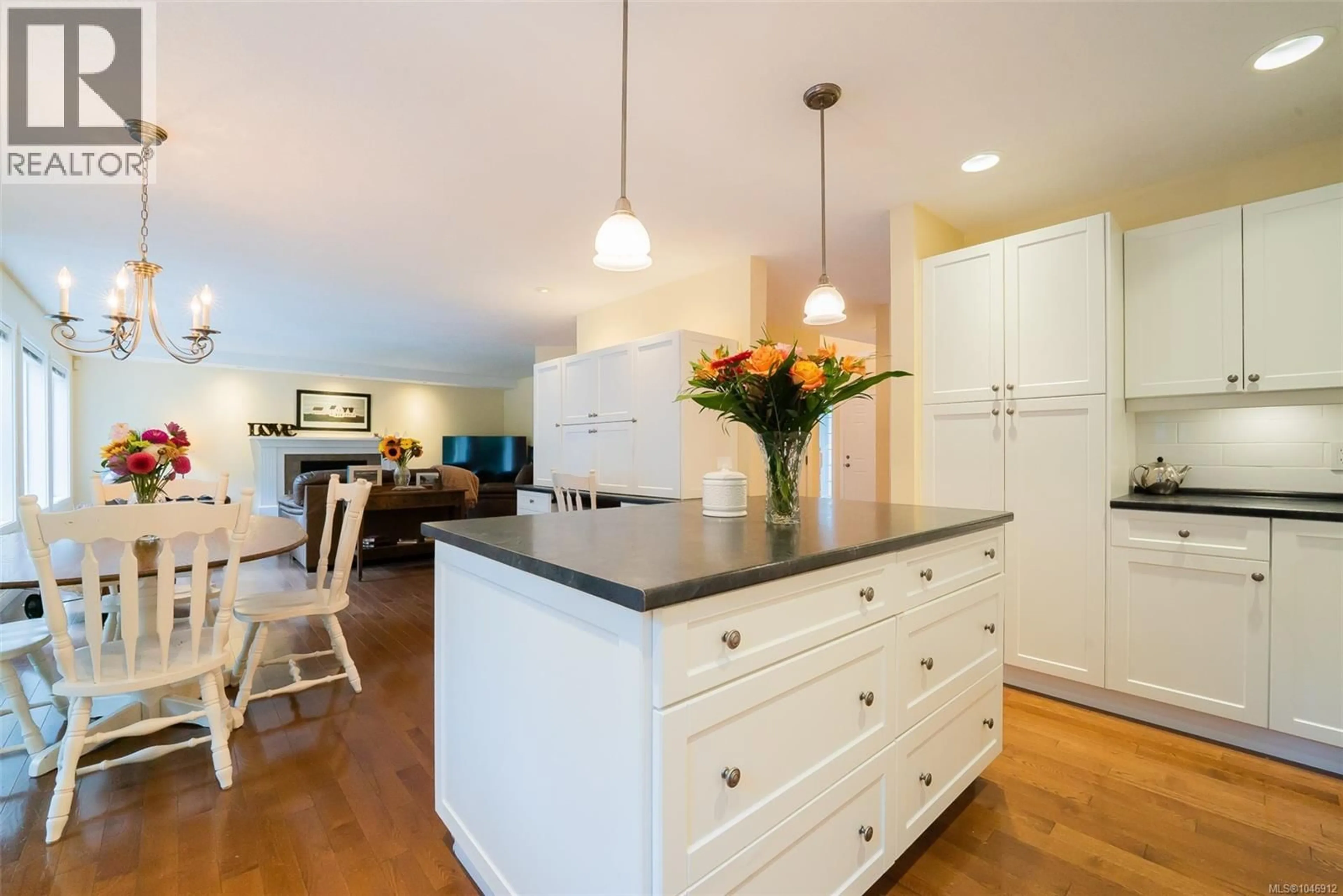 Open concept kitchen, unknown for 1950 GRIMES PLACE, Nanaimo British Columbia V9X1G9