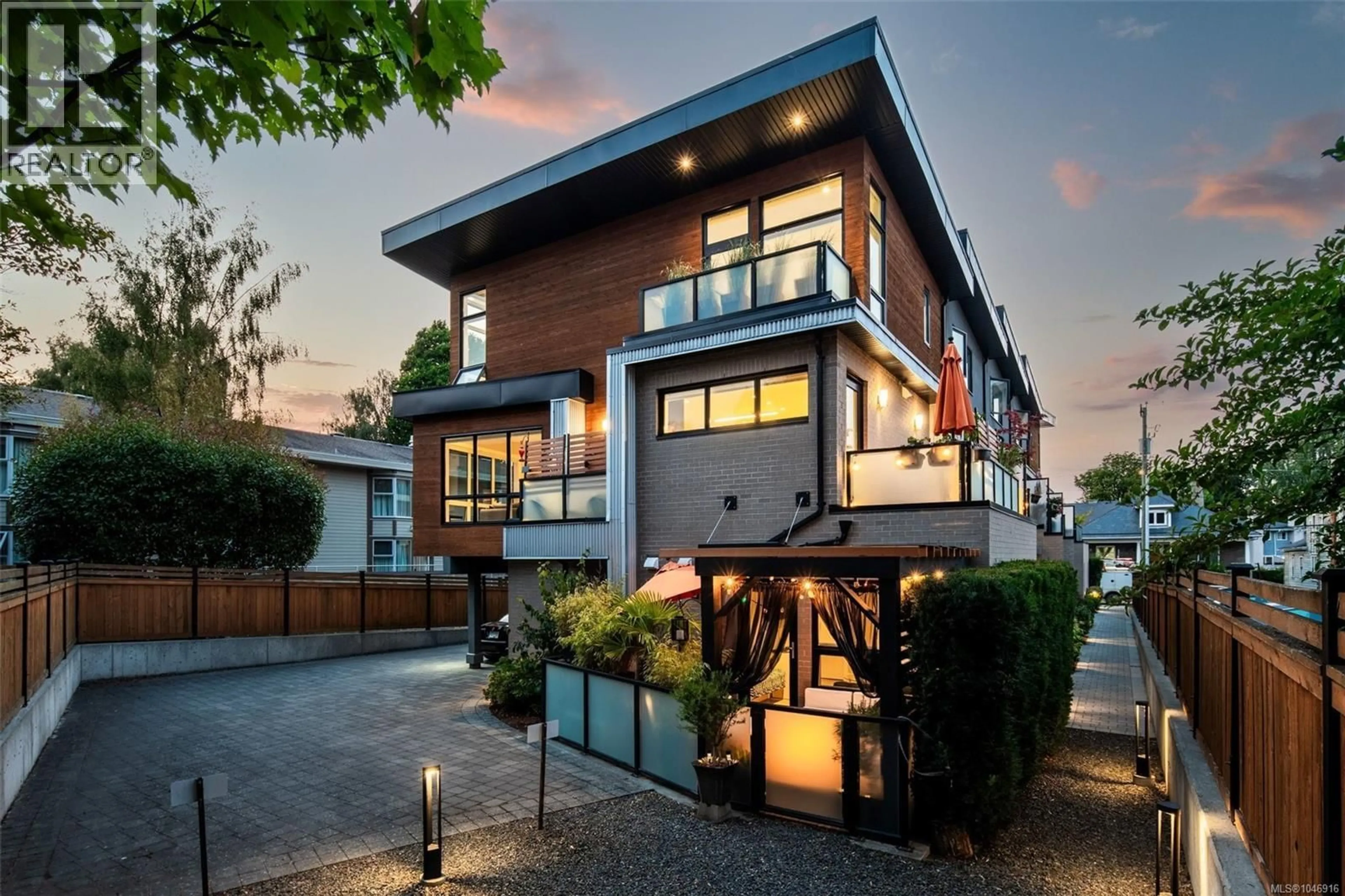 Home with brick exterior material, street for 5 - 549 TORONTO STREET, Victoria British Columbia V8V1P1