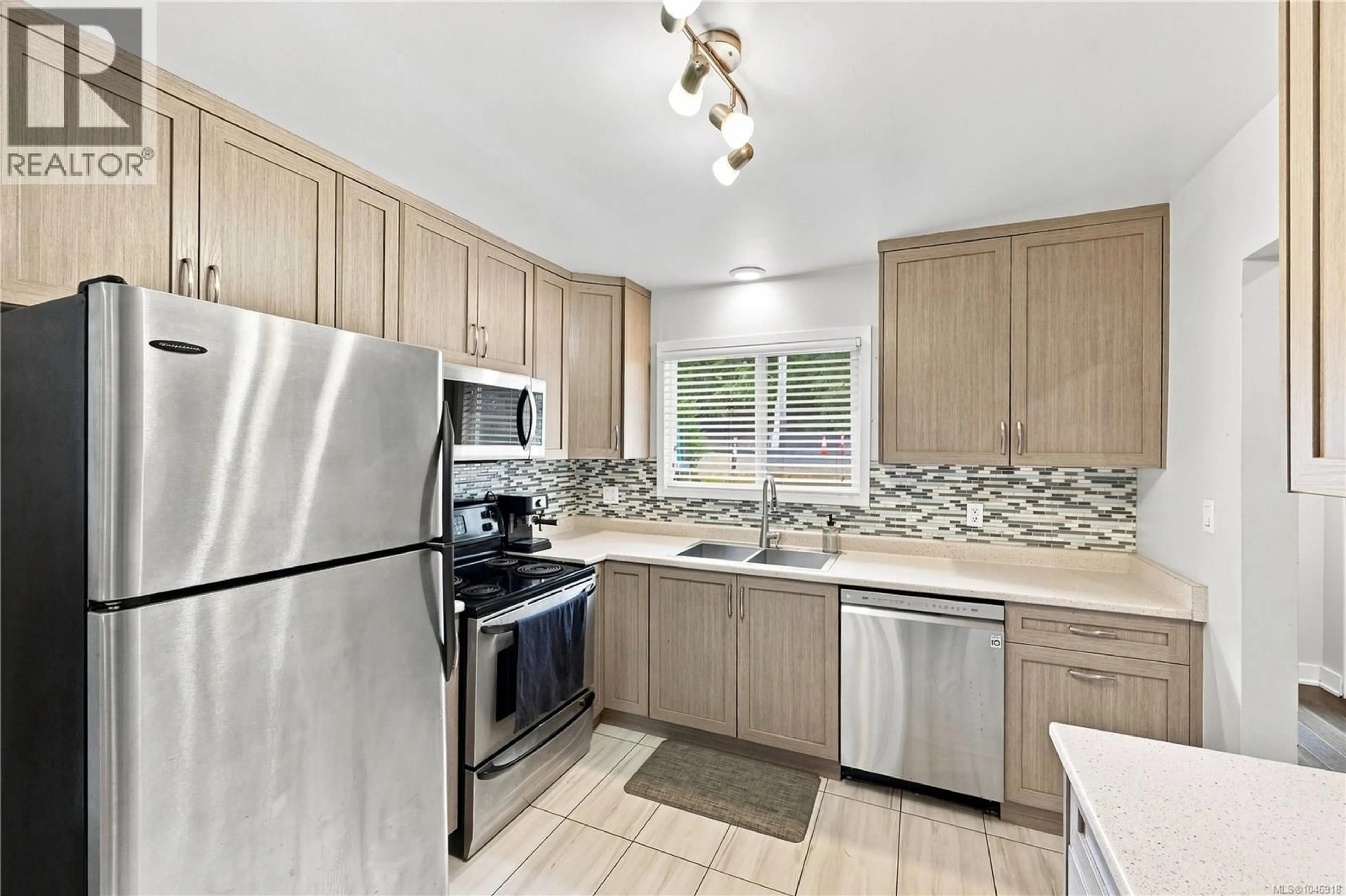 Standard kitchen, ceramic/tile floor for 195 ATKINS ROAD, View Royal British Columbia V9B2Z9
