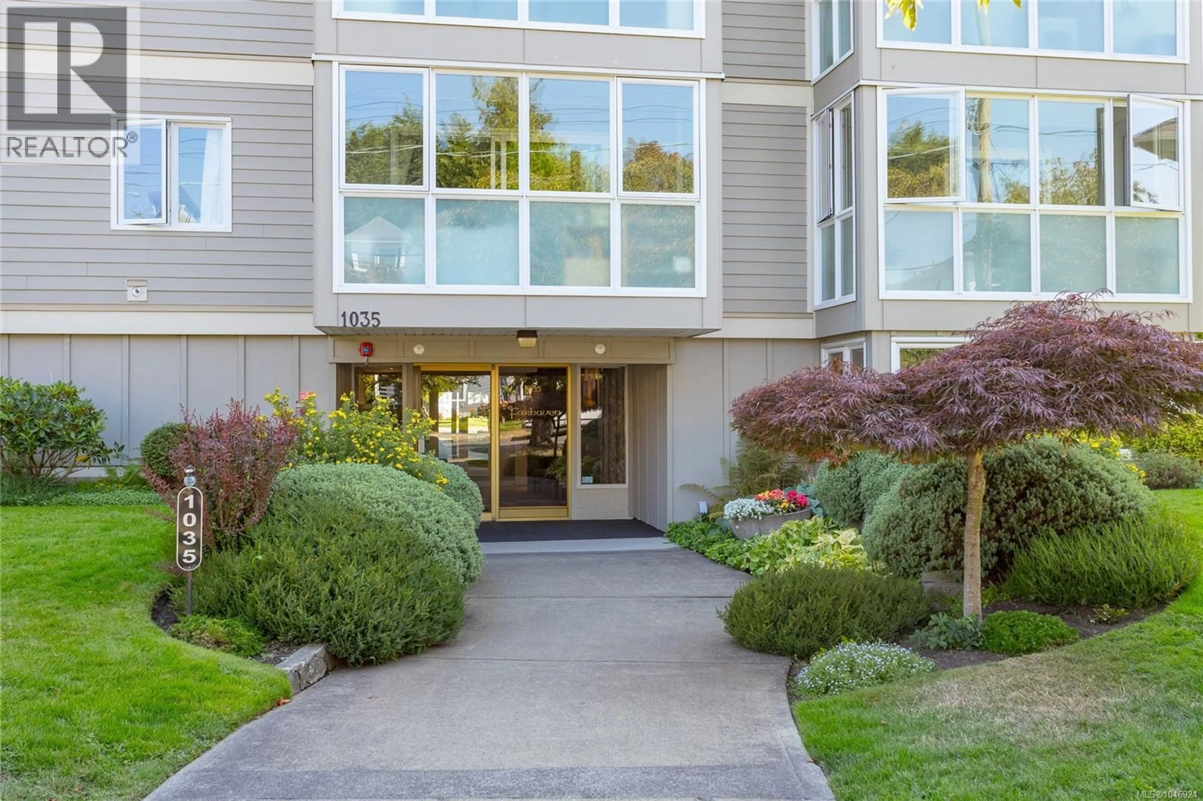 Indoor foyer for 203 - 1035 SOUTHGATE STREET, Victoria British Columbia V8V2Z1