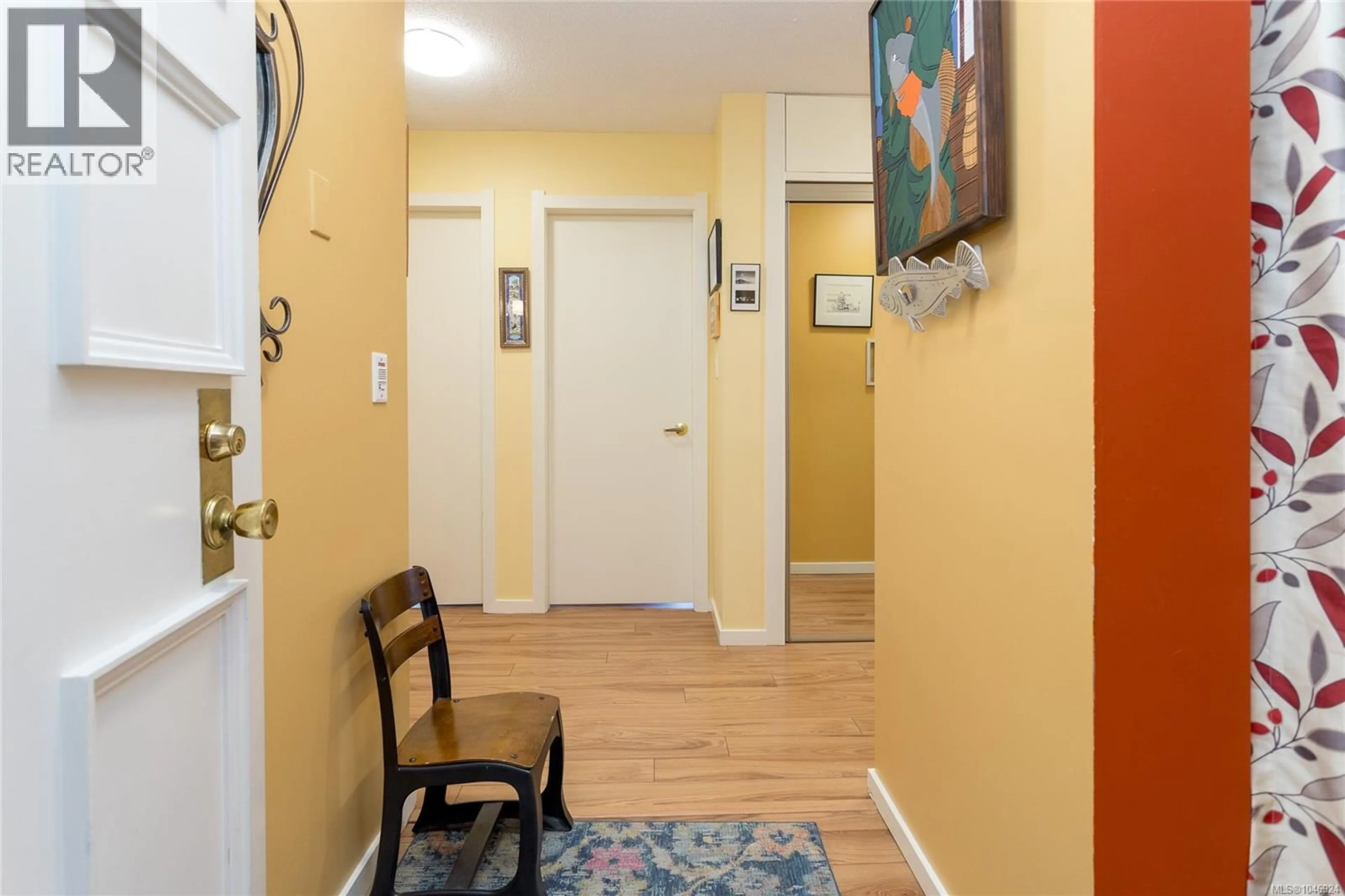 Indoor entryway for 203 - 1035 SOUTHGATE STREET, Victoria British Columbia V8V2Z1