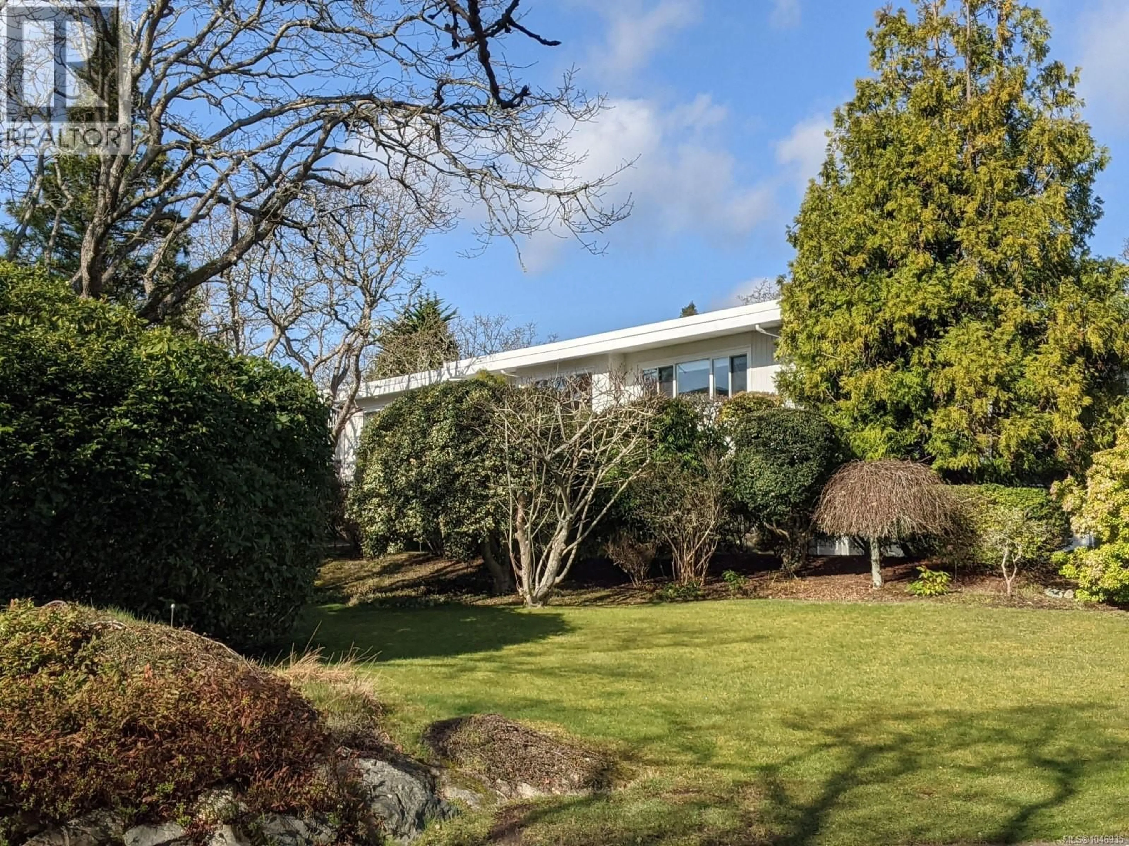 A pic from outside/outdoor area/front of a property/back of a property/a pic from drone, unknown for 2980 BEACH DRIVE, Oak Bay British Columbia V8R6K9
