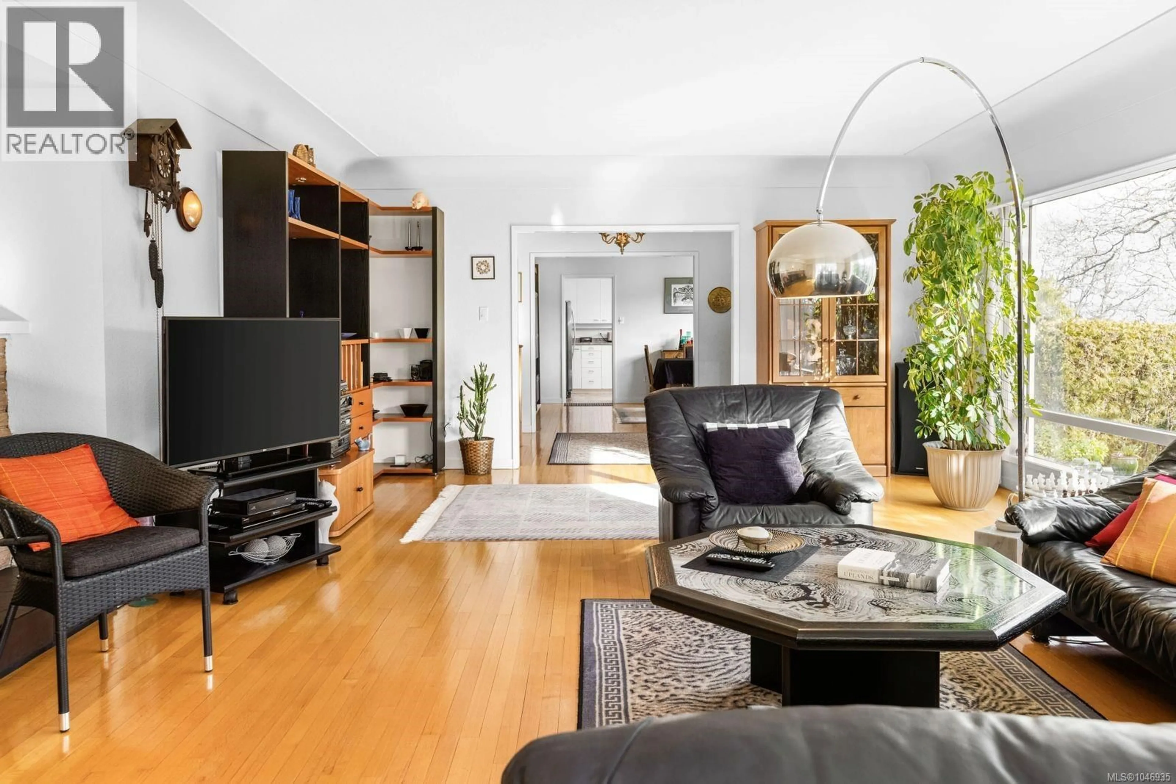 Living room with furniture, wood/laminate floor for 2980 BEACH DRIVE, Oak Bay British Columbia V8R6K9