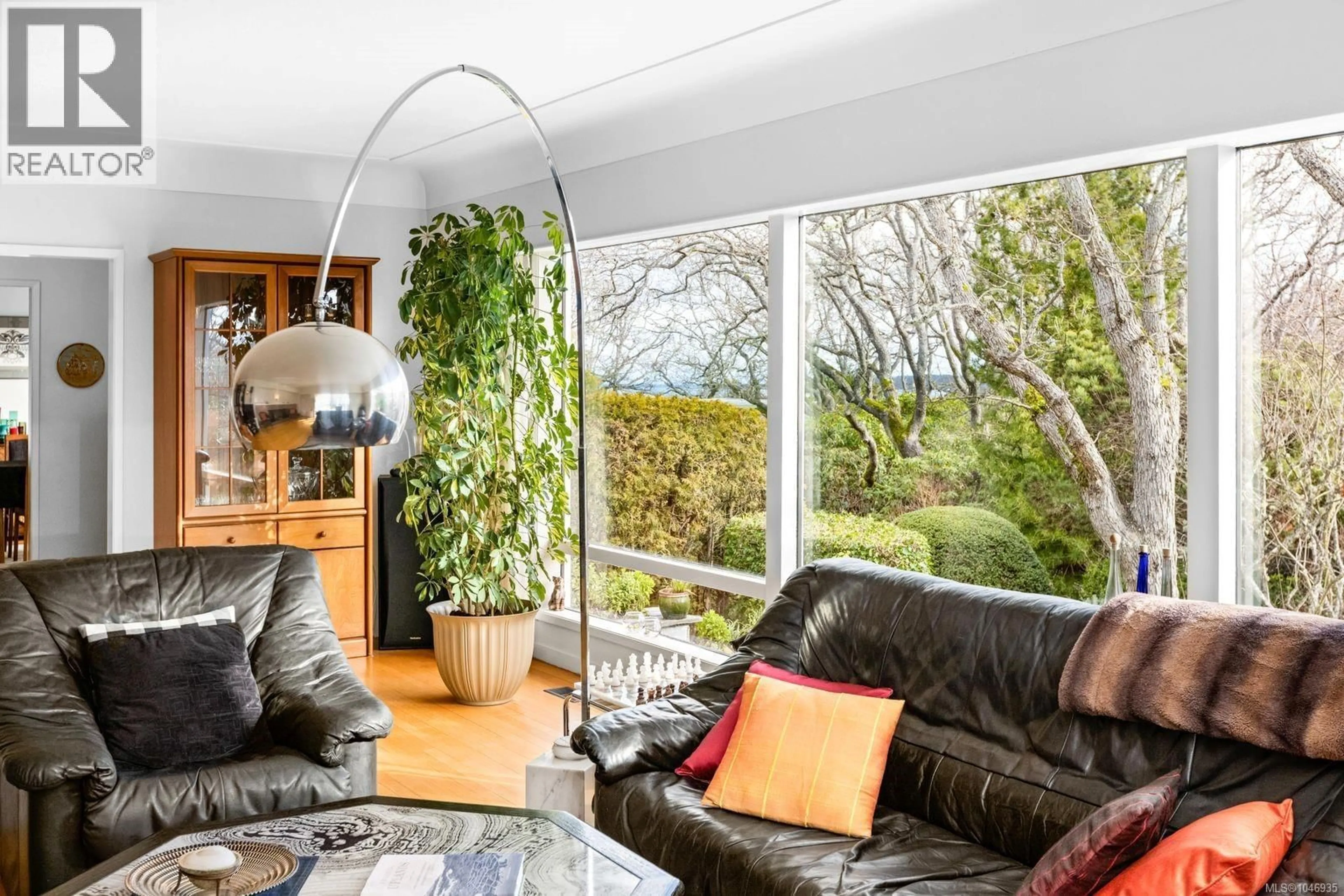 Living room with furniture, unknown for 2980 BEACH DRIVE, Oak Bay British Columbia V8R6K9
