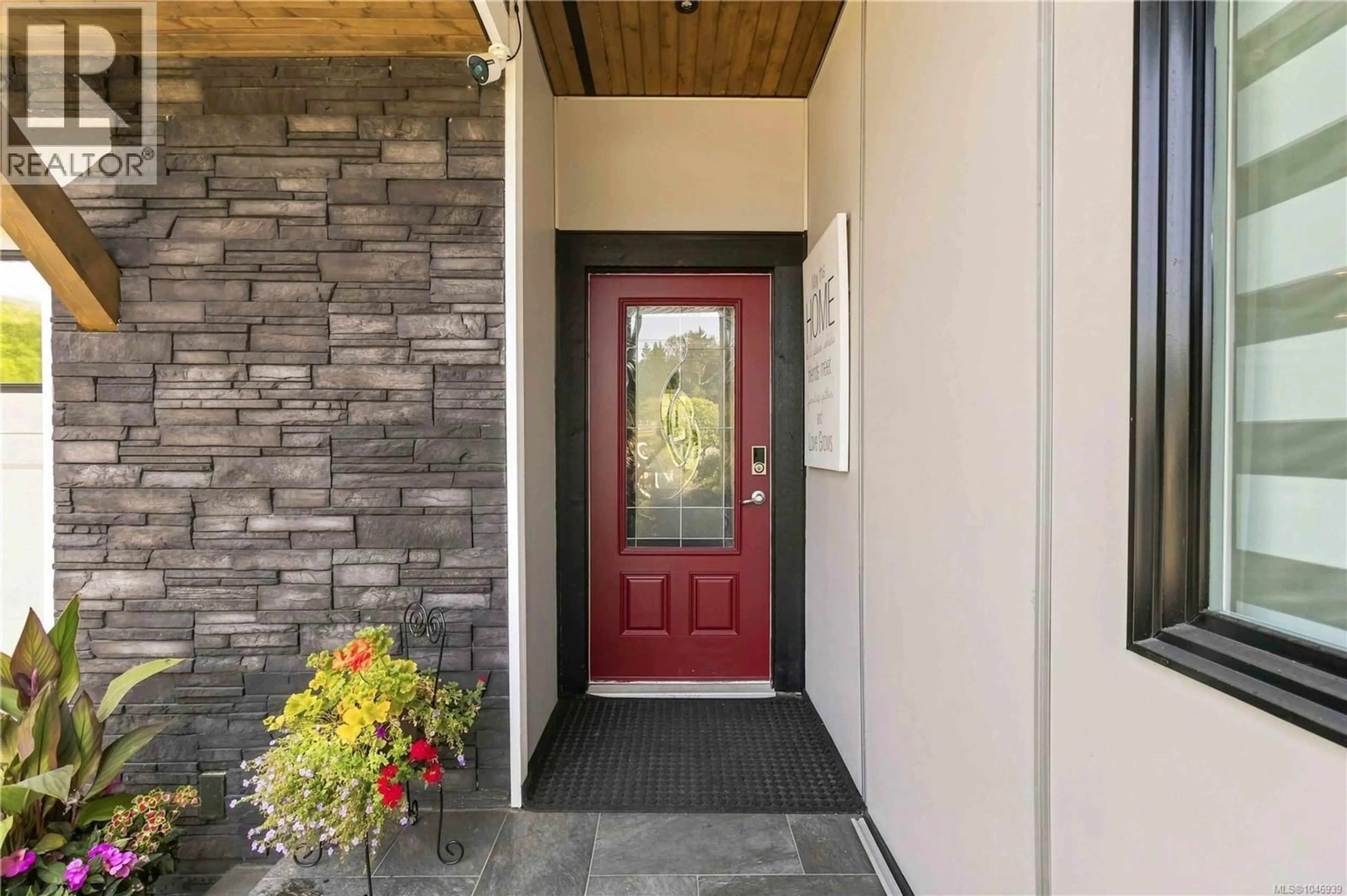 Indoor entryway for 7081 EAST SAANICH ROAD, Central Saanich British Columbia V8M1Y3