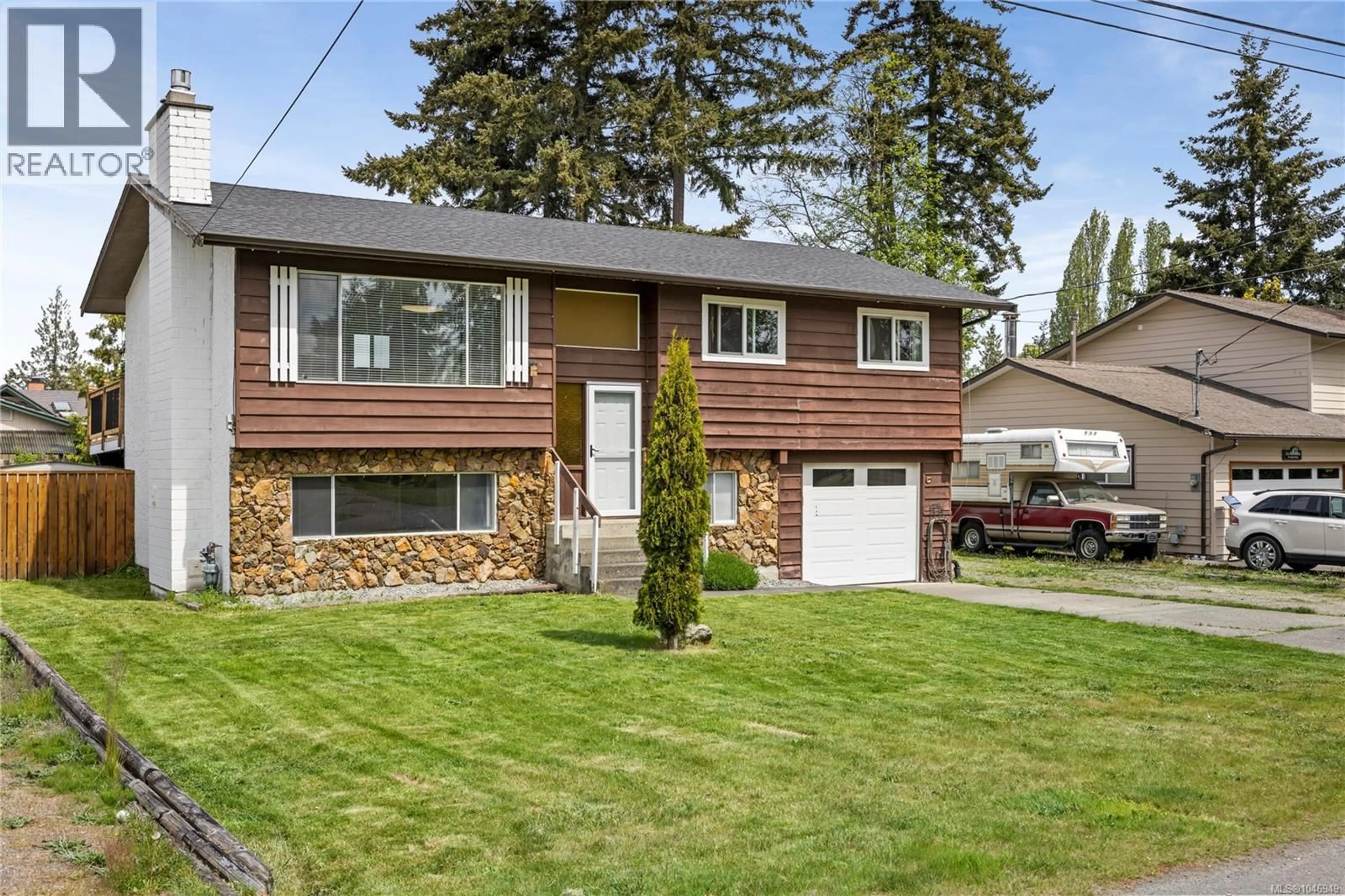 Home with vinyl exterior material, street for 16 JENKINS PLACE, Parksville British Columbia V9P1G4