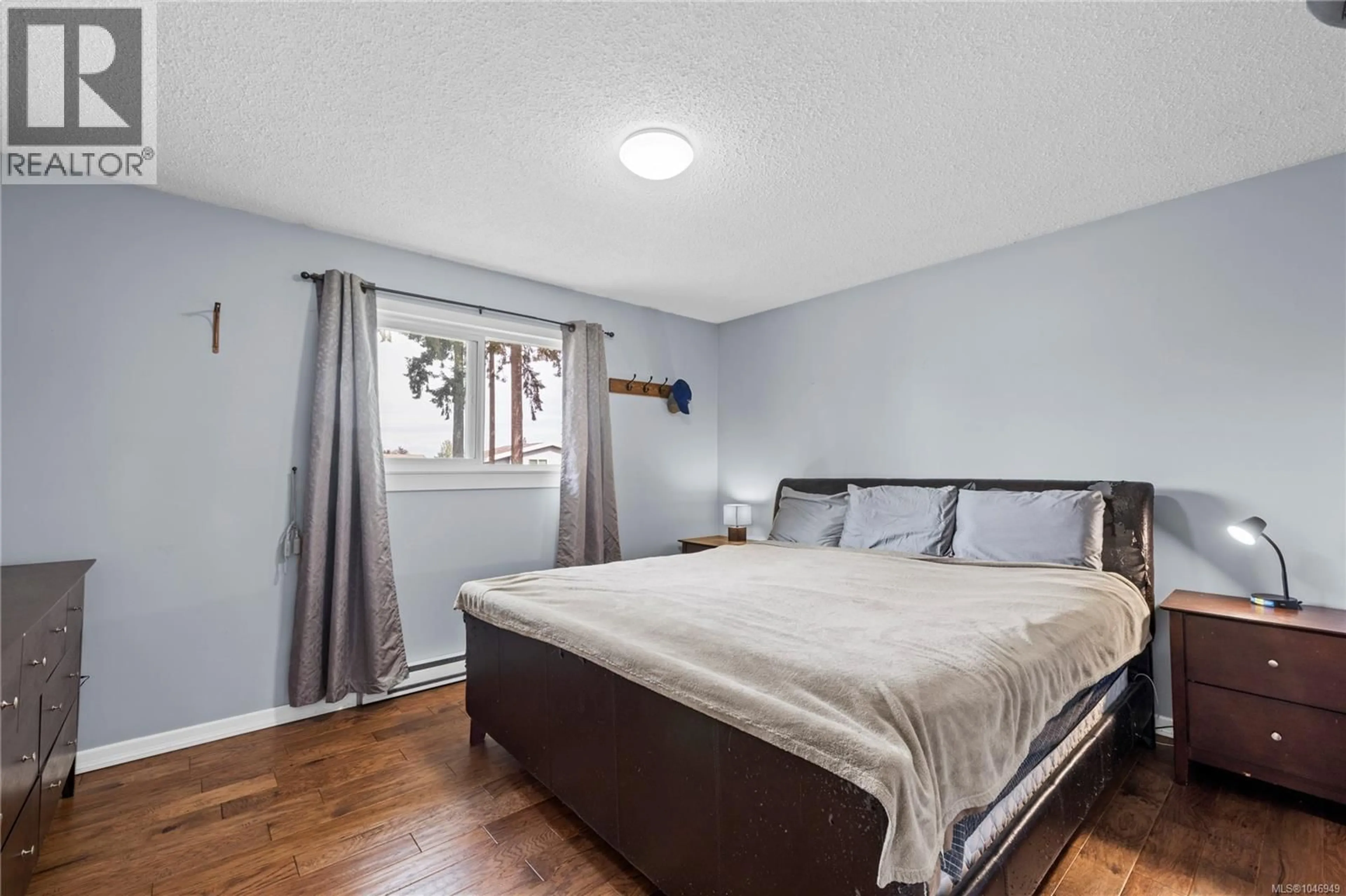 Bedroom with bed, wood/laminate floor for 16 JENKINS PLACE, Parksville British Columbia V9P1G4