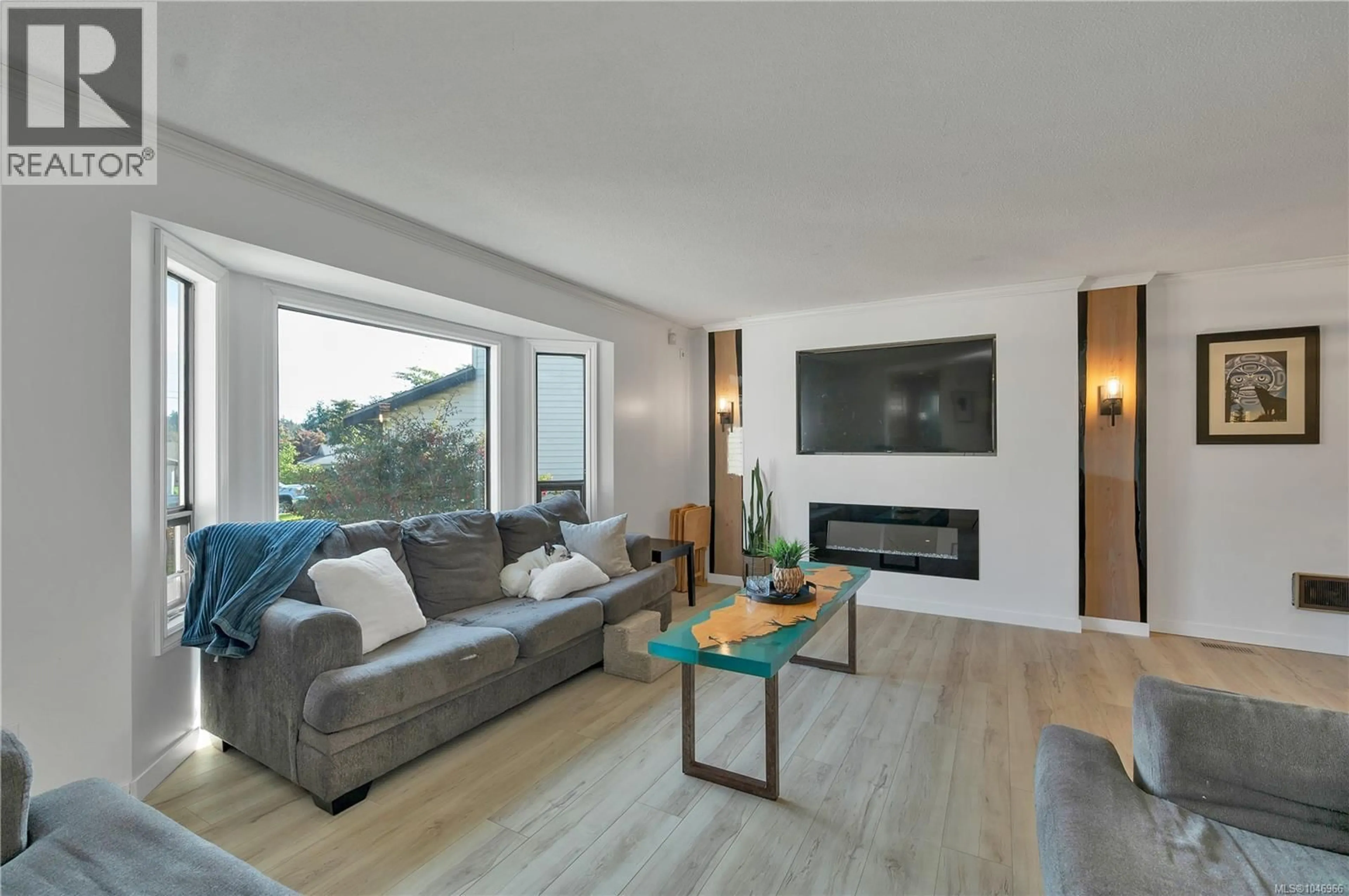 Living room with furniture, wood/laminate floor for 1728 ASPEN WAY, Campbell River British Columbia V9W7E5