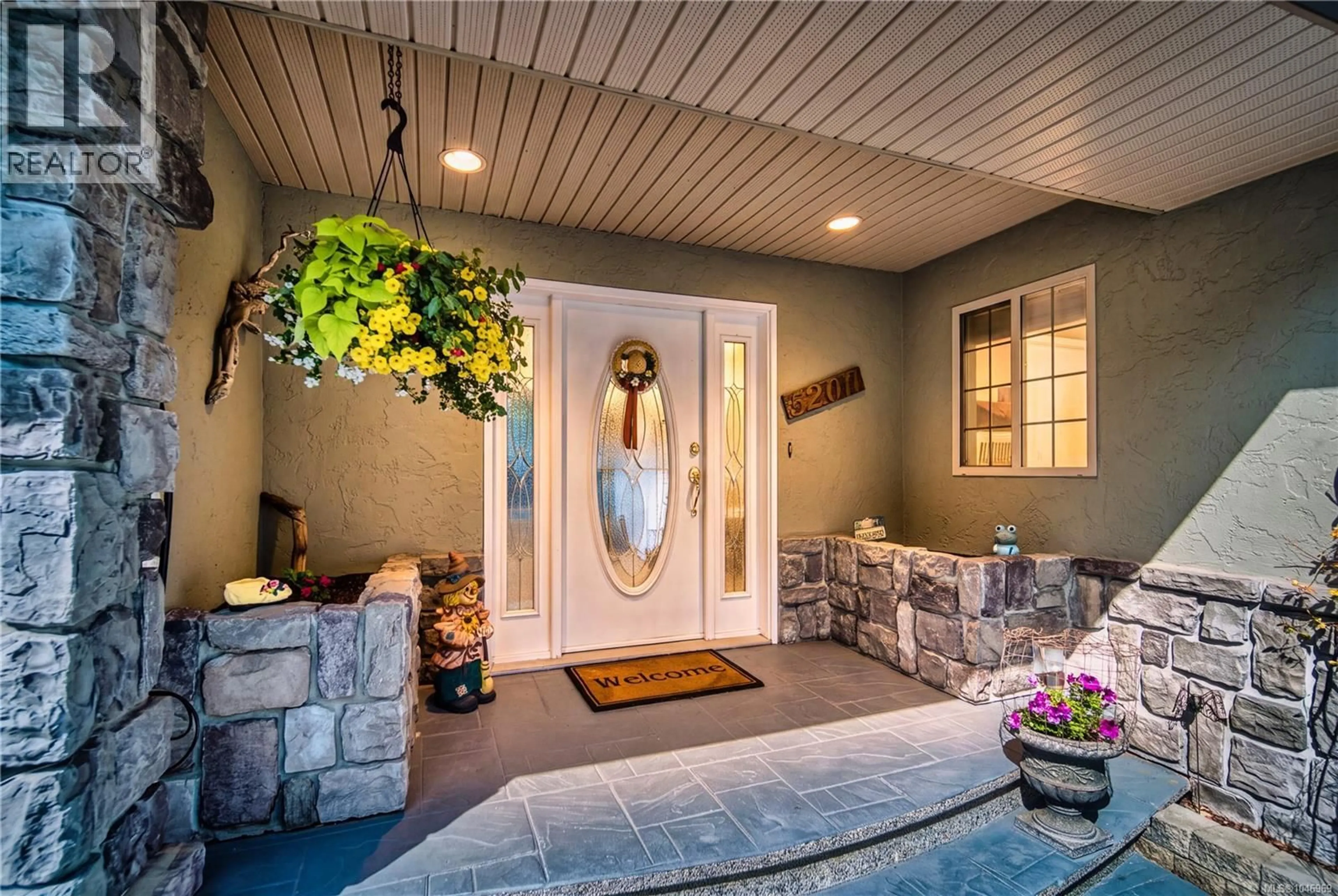 Indoor entryway for 5200 LAGUNA WAY, Nanaimo British Columbia V9T5L7