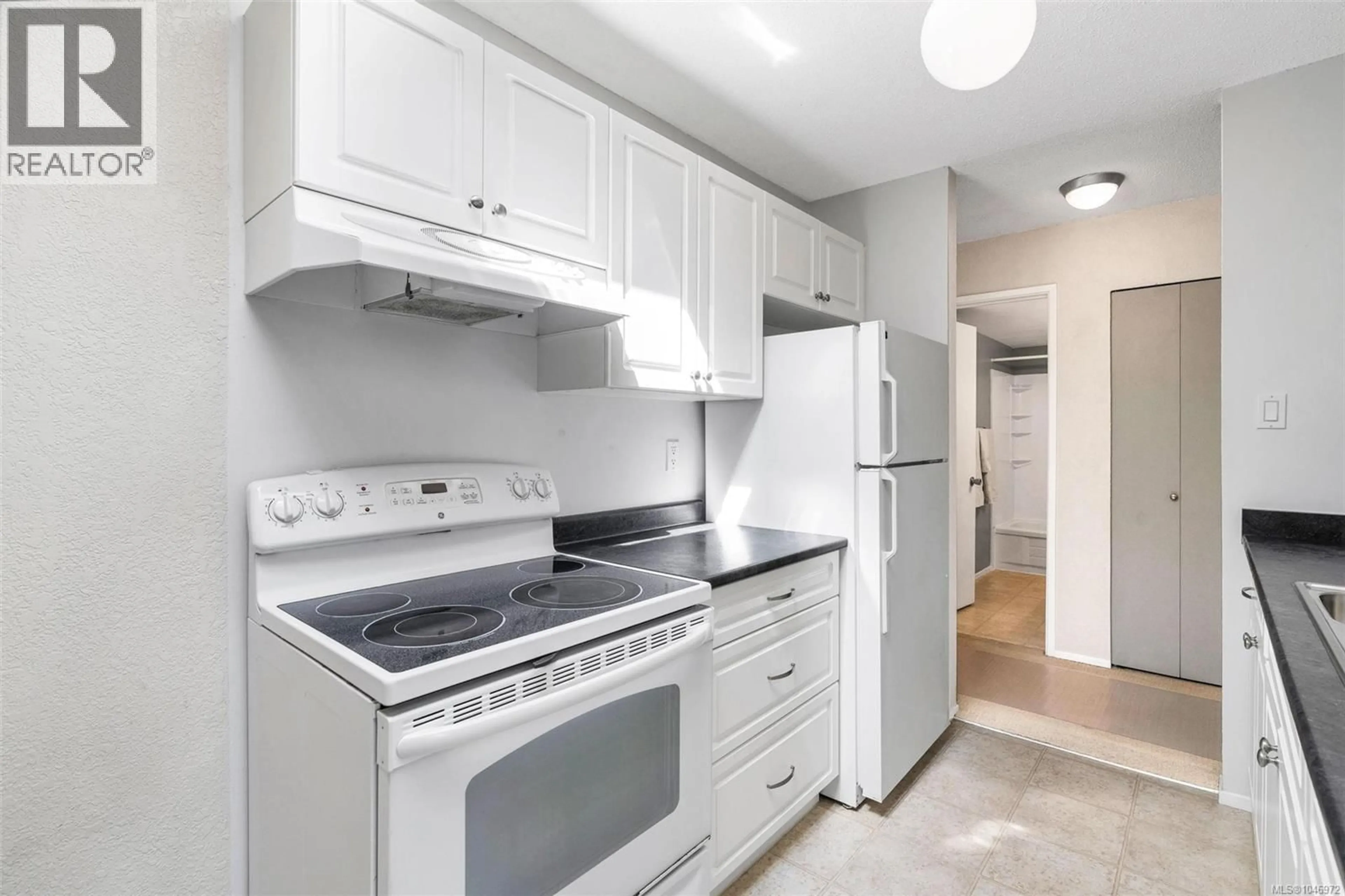 Standard kitchen, ceramic/tile floor for 417 - 909 PEMBROKE STREET, Victoria British Columbia V8T4Z5