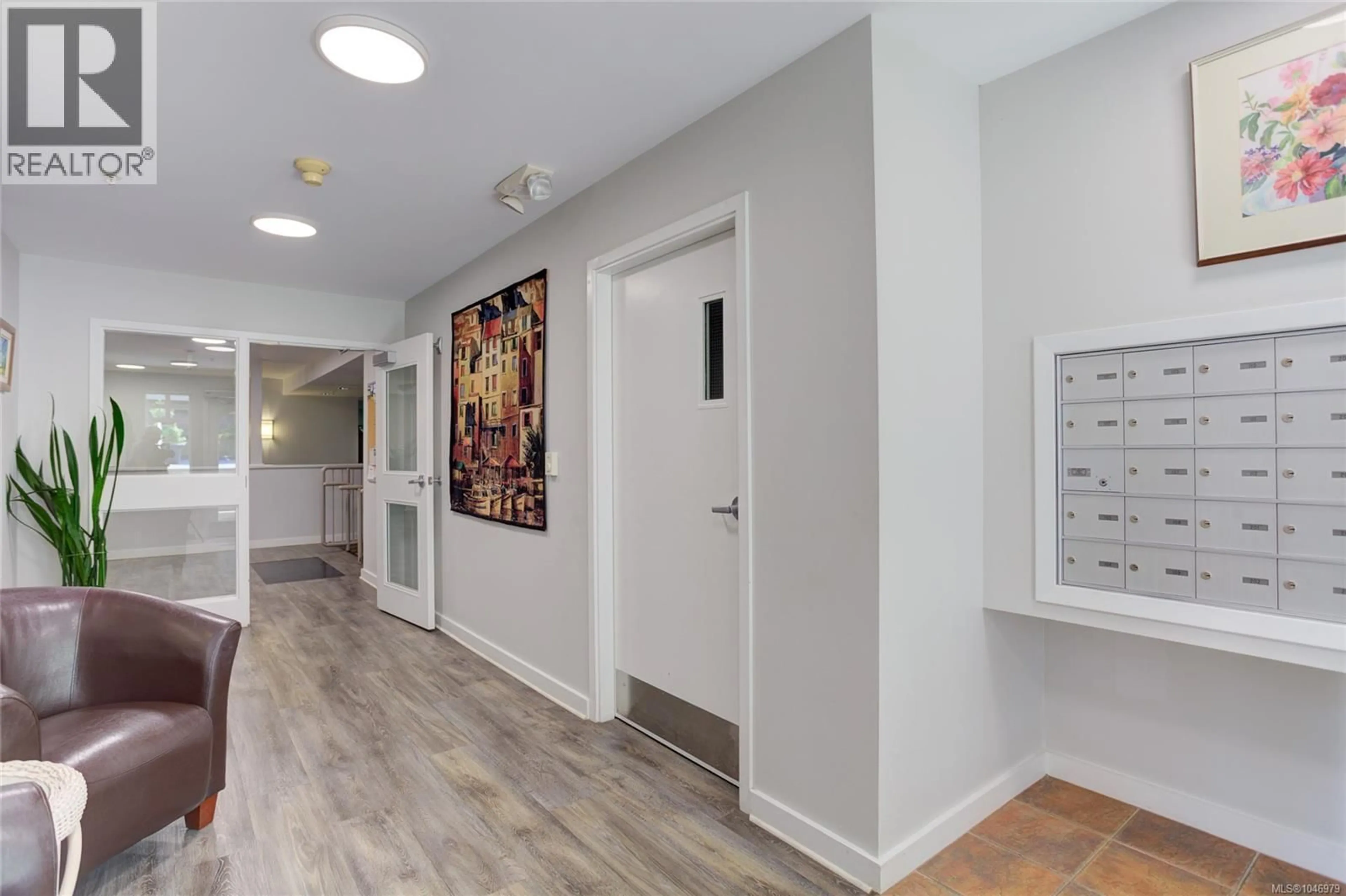 Indoor foyer for 207 - 2777 BARRY ROAD, Mill Bay British Columbia V0R2P2
