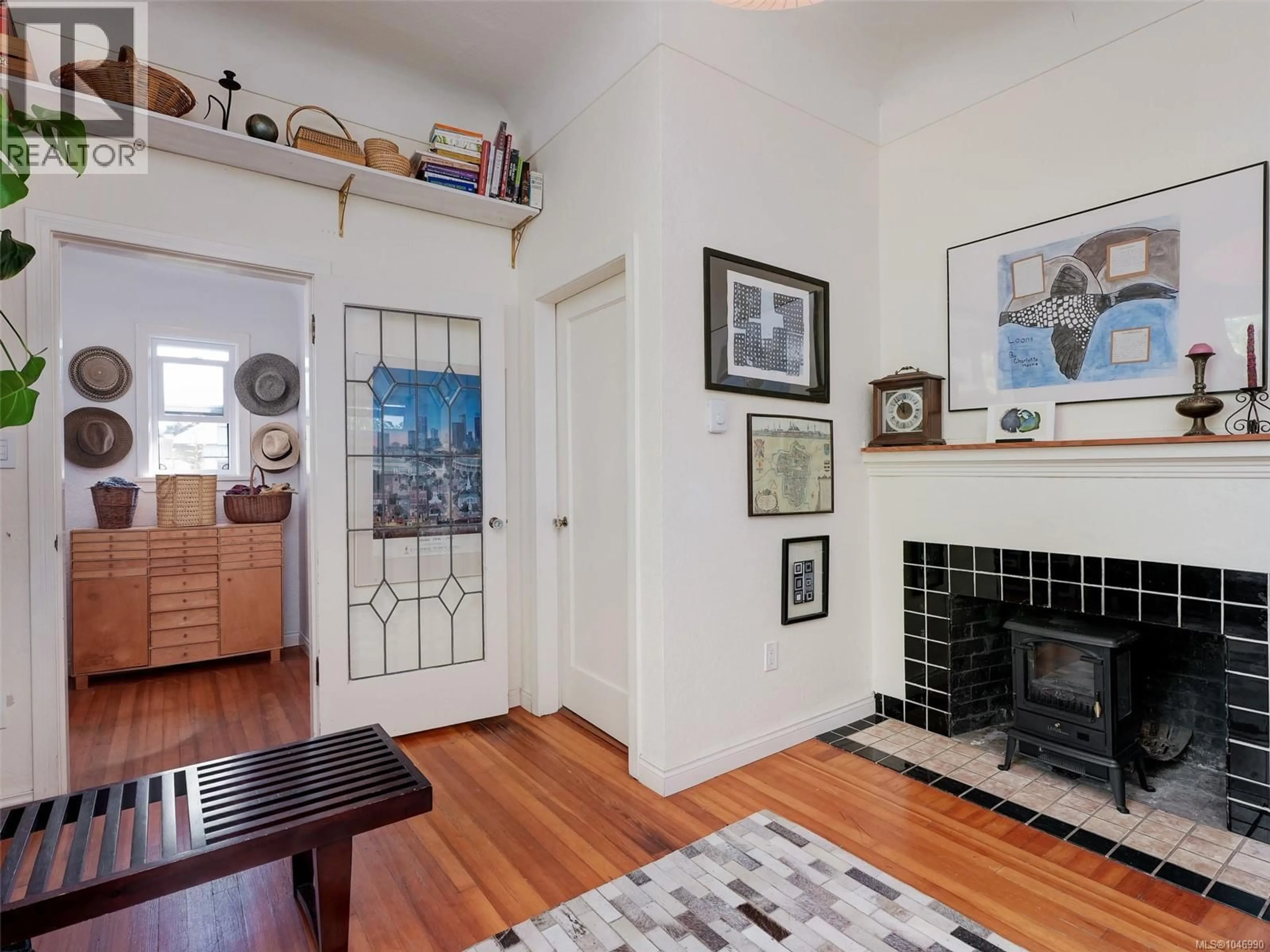 Indoor entryway for 1541 BURTON AVENUE, Victoria British Columbia V8T2N3