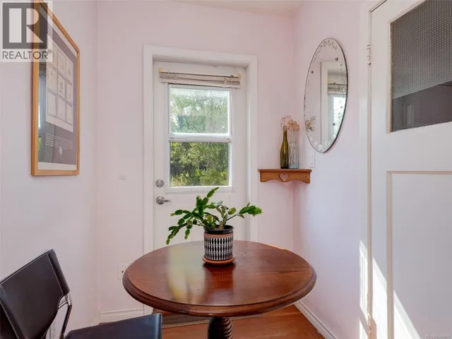 1541 BURTON AVENUE, Victoria 5