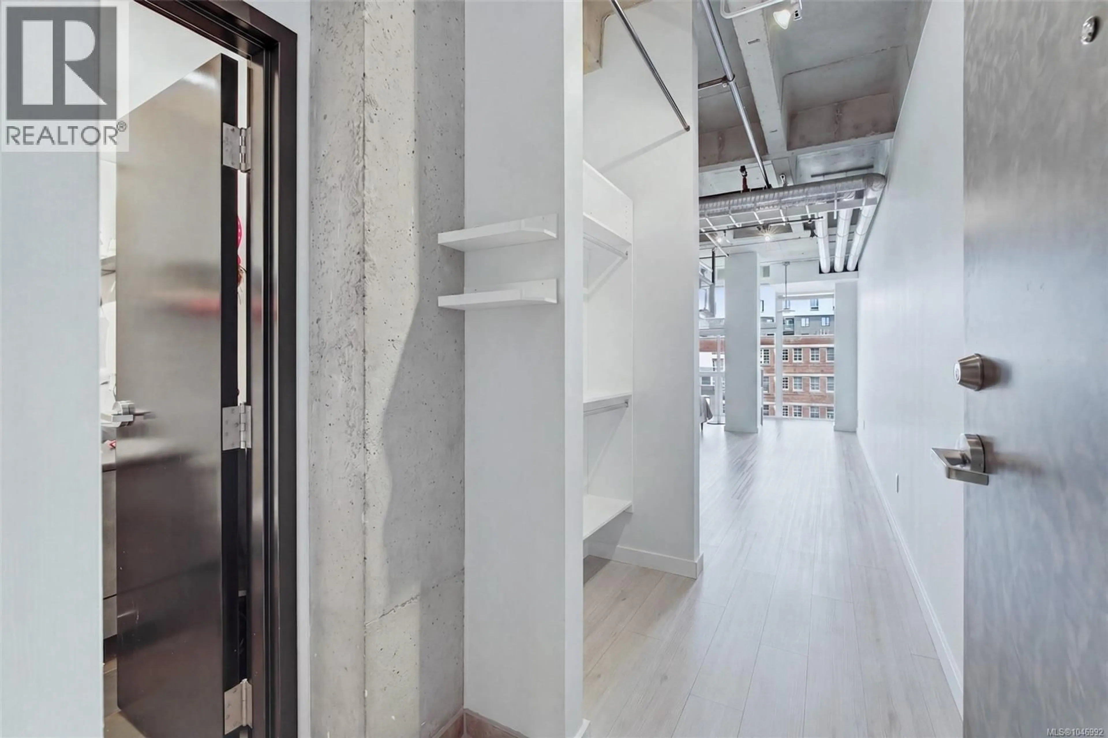 Indoor foyer for 303 - 1061 FORT STREET, Victoria British Columbia V8V3K5