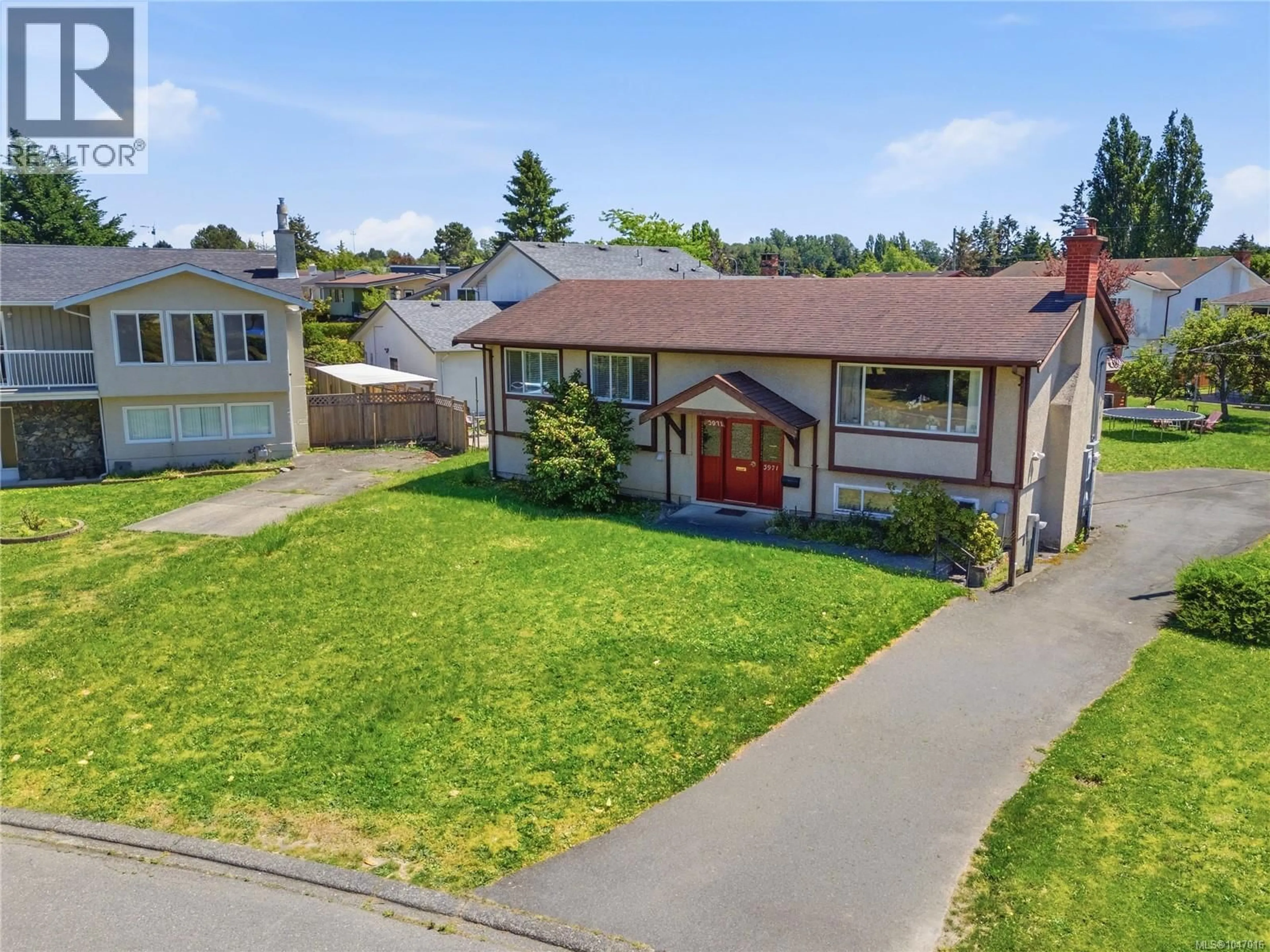A pic from outside/outdoor area/front of a property/back of a property/a pic from drone, street for 3971 CEDARWOOD STREET, Saanich British Columbia V8N3N3
