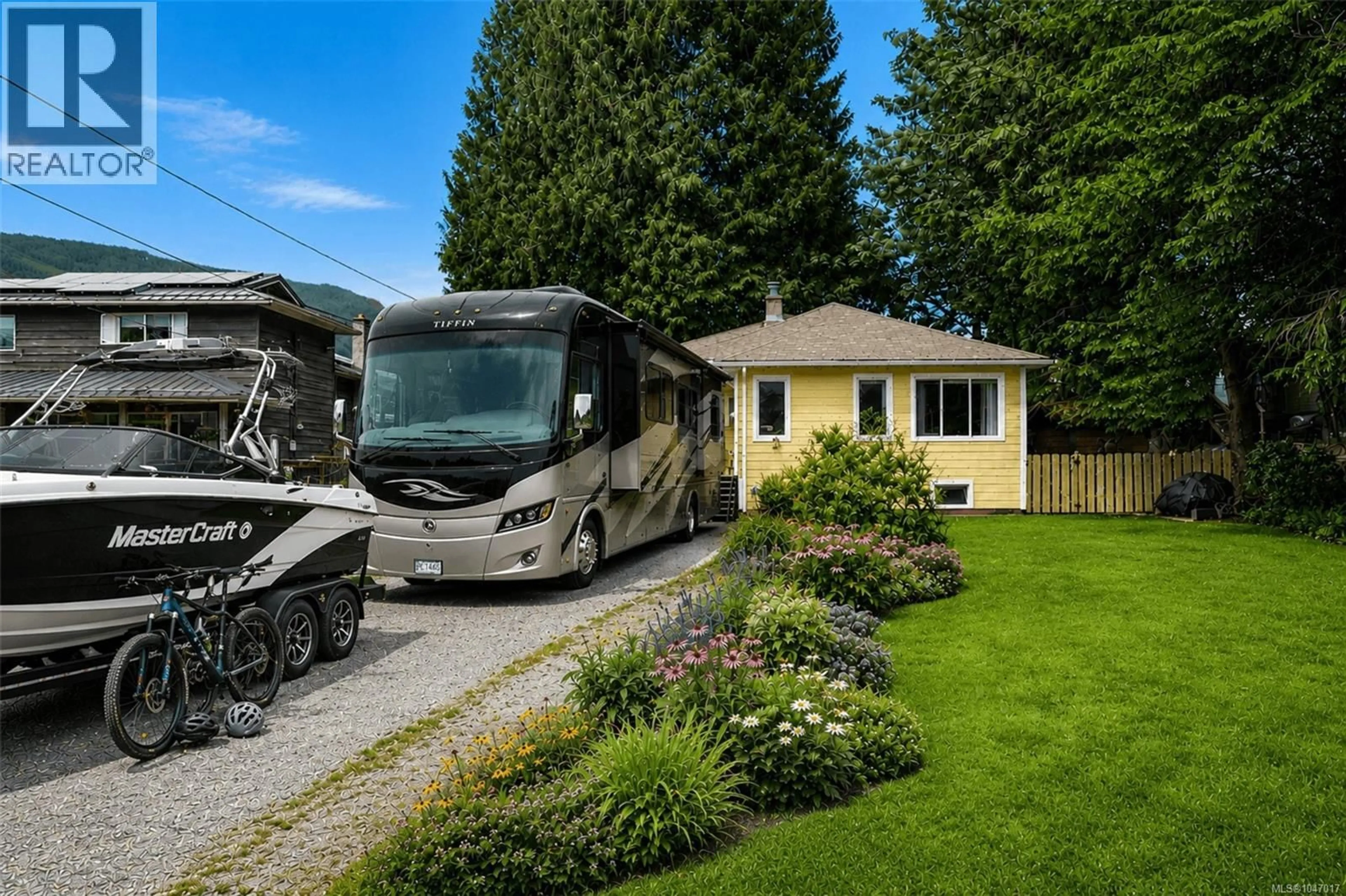 Home with vinyl exterior material, street for 15 KING GEORGE STREET SOUTH, Lake Cowichan British Columbia V0R2G0