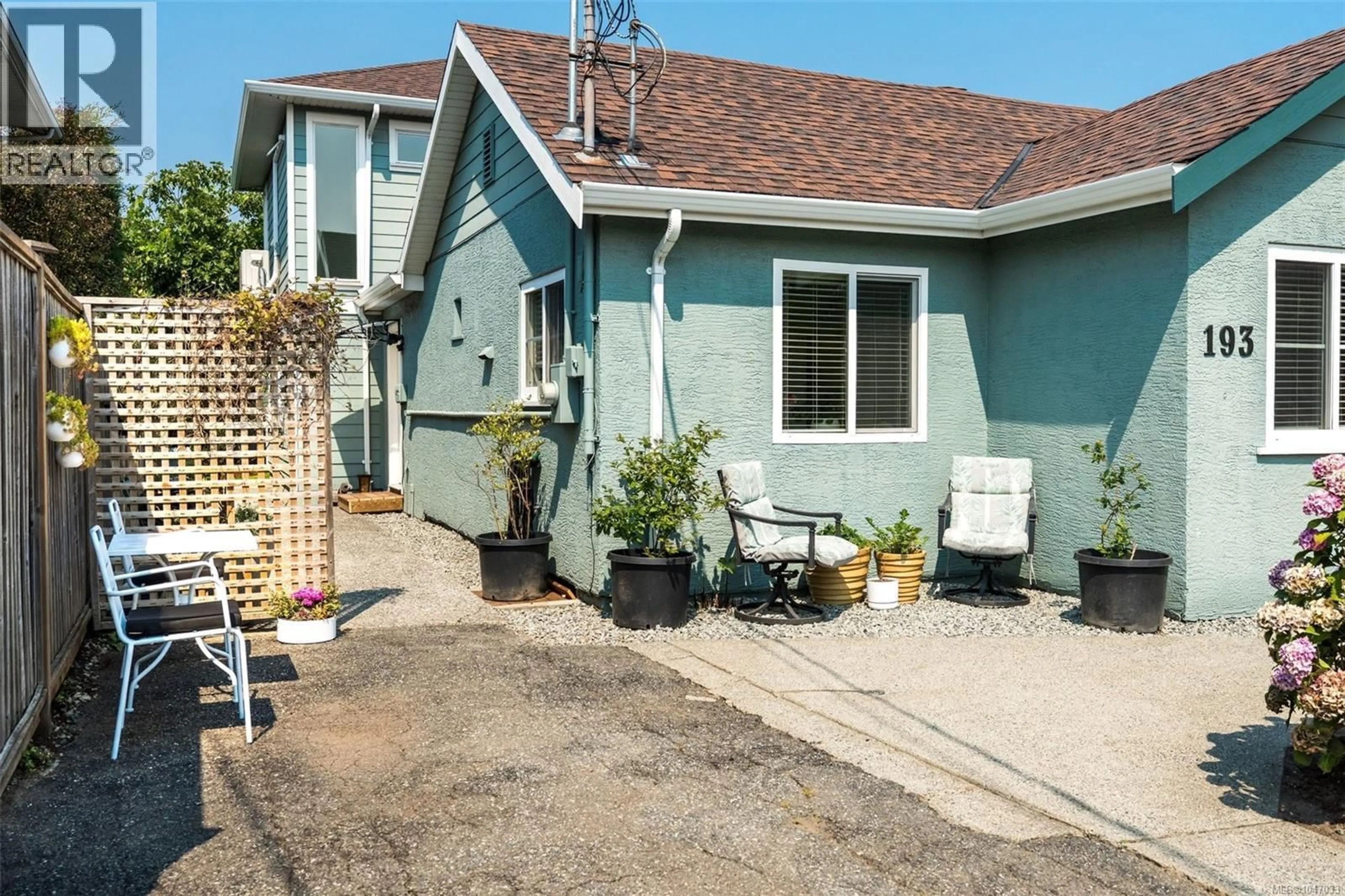 Home with vinyl exterior material, street for 193 QUINCY STREET, View Royal British Columbia V8Z5E9