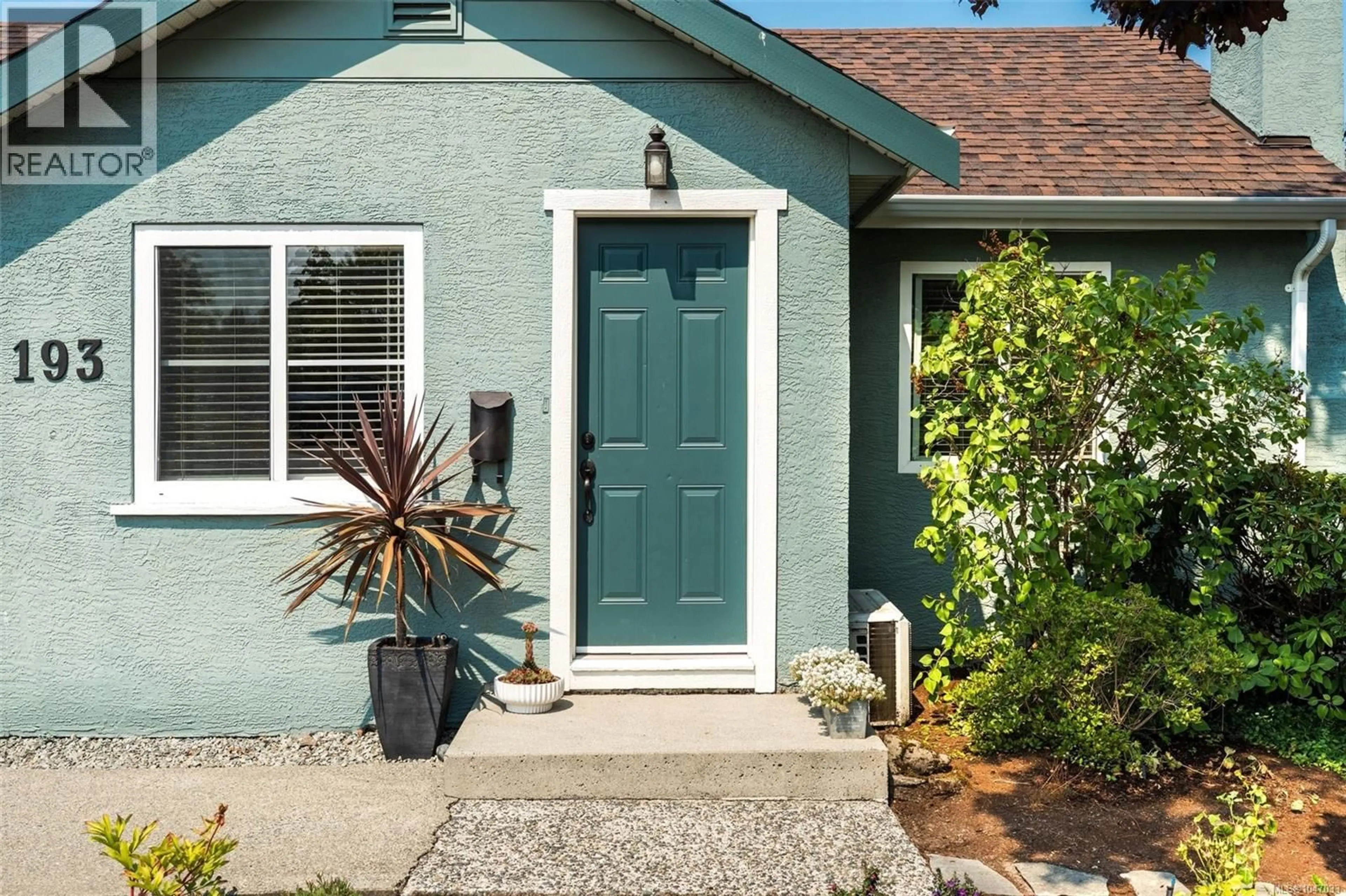 Home with vinyl exterior material, street for 193 QUINCY STREET, View Royal British Columbia V8Z5E9