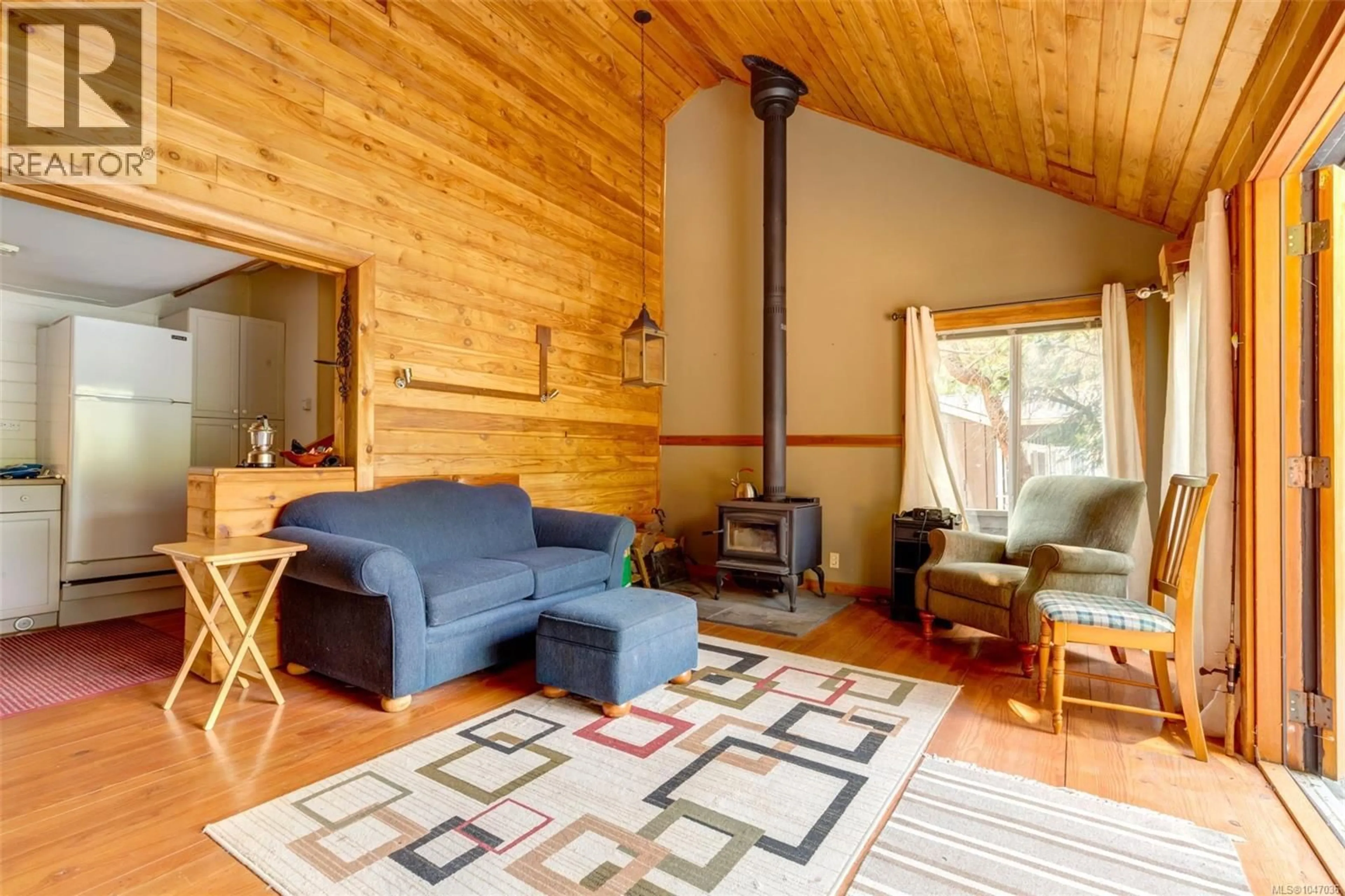 Living room with furniture, wood/laminate floor for LT 101 - 3474 HORNE LAKE CAVES ROAD, Qualicum Beach British Columbia V9K2L7