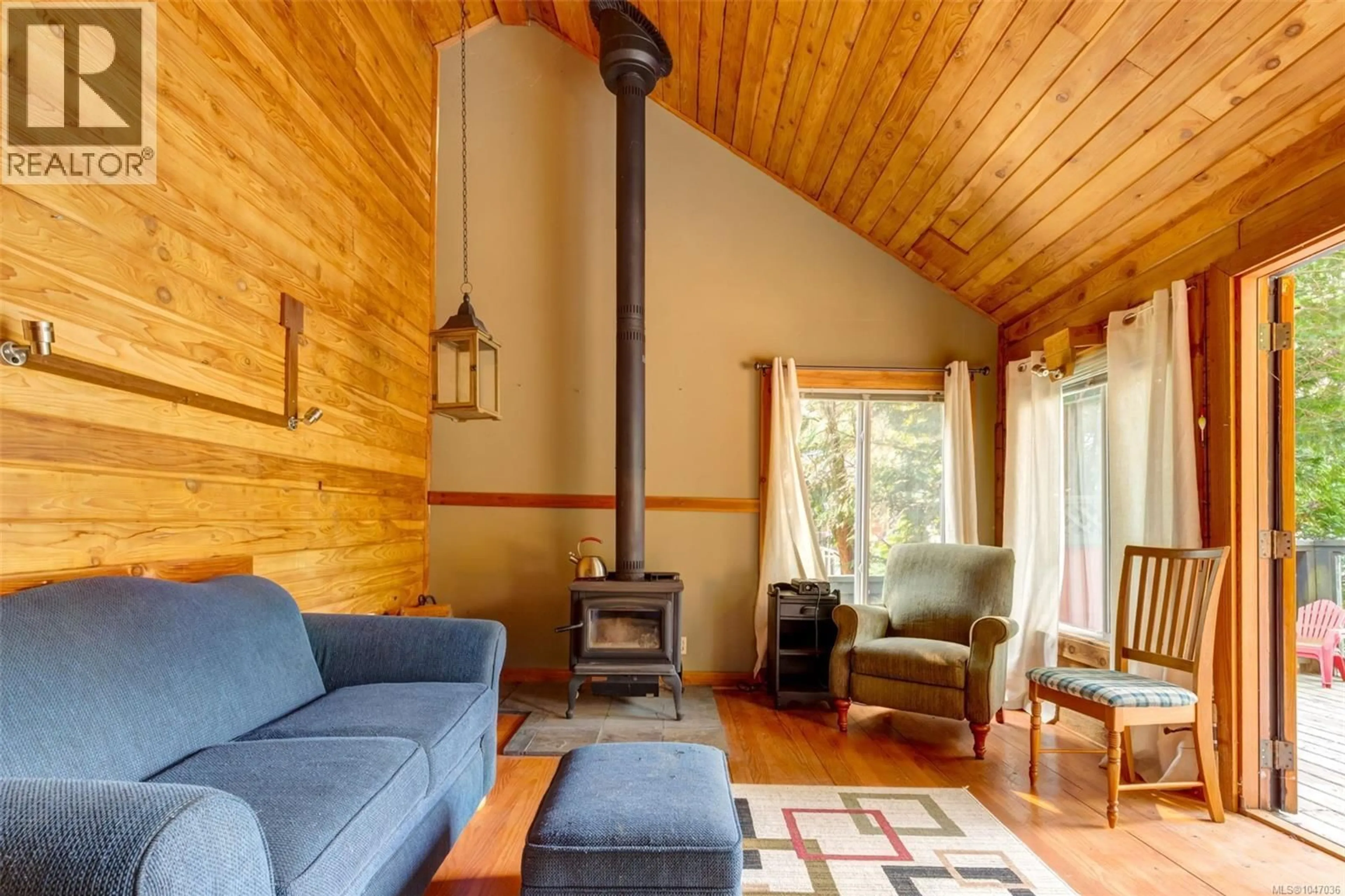 Living room with furniture, wood/laminate floor for LT 101 - 3474 HORNE LAKE CAVES ROAD, Qualicum Beach British Columbia V9K2L7