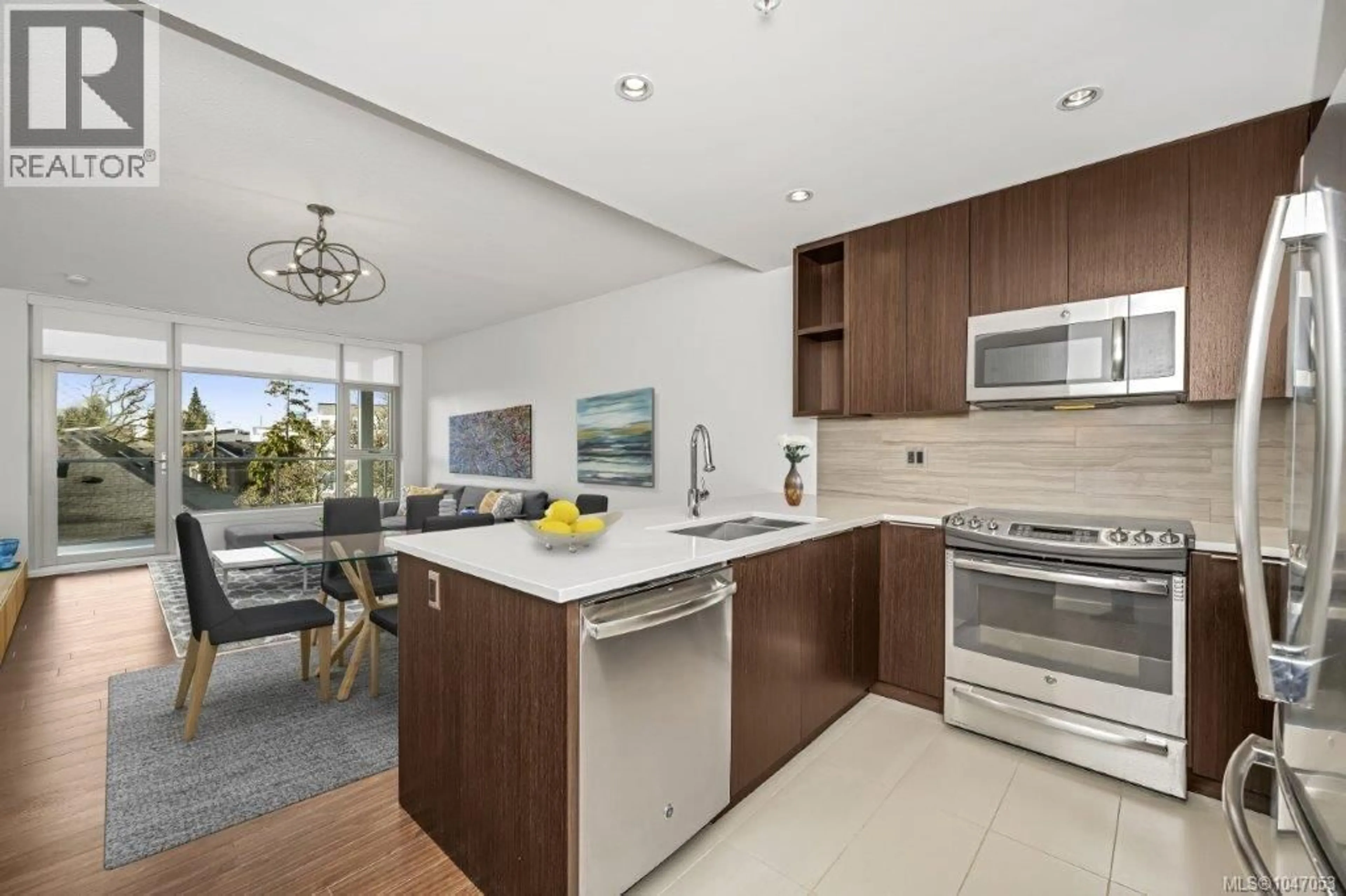 Open concept kitchen, ceramic/tile floor for 303 - 640 MICHIGAN STREET, Victoria British Columbia V8V1S9