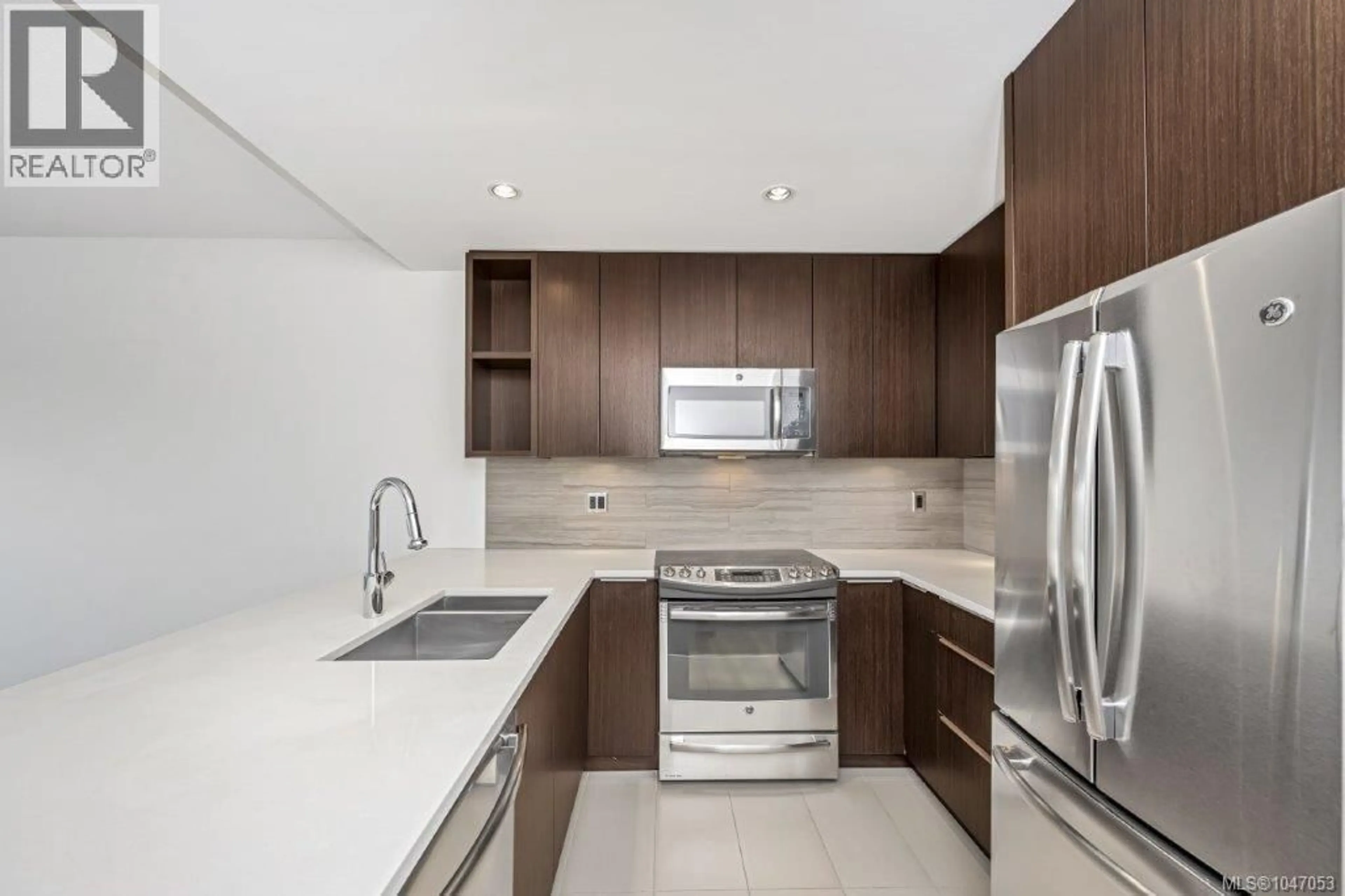Standard kitchen, ceramic/tile floor for 303 - 640 MICHIGAN STREET, Victoria British Columbia V8V1S9