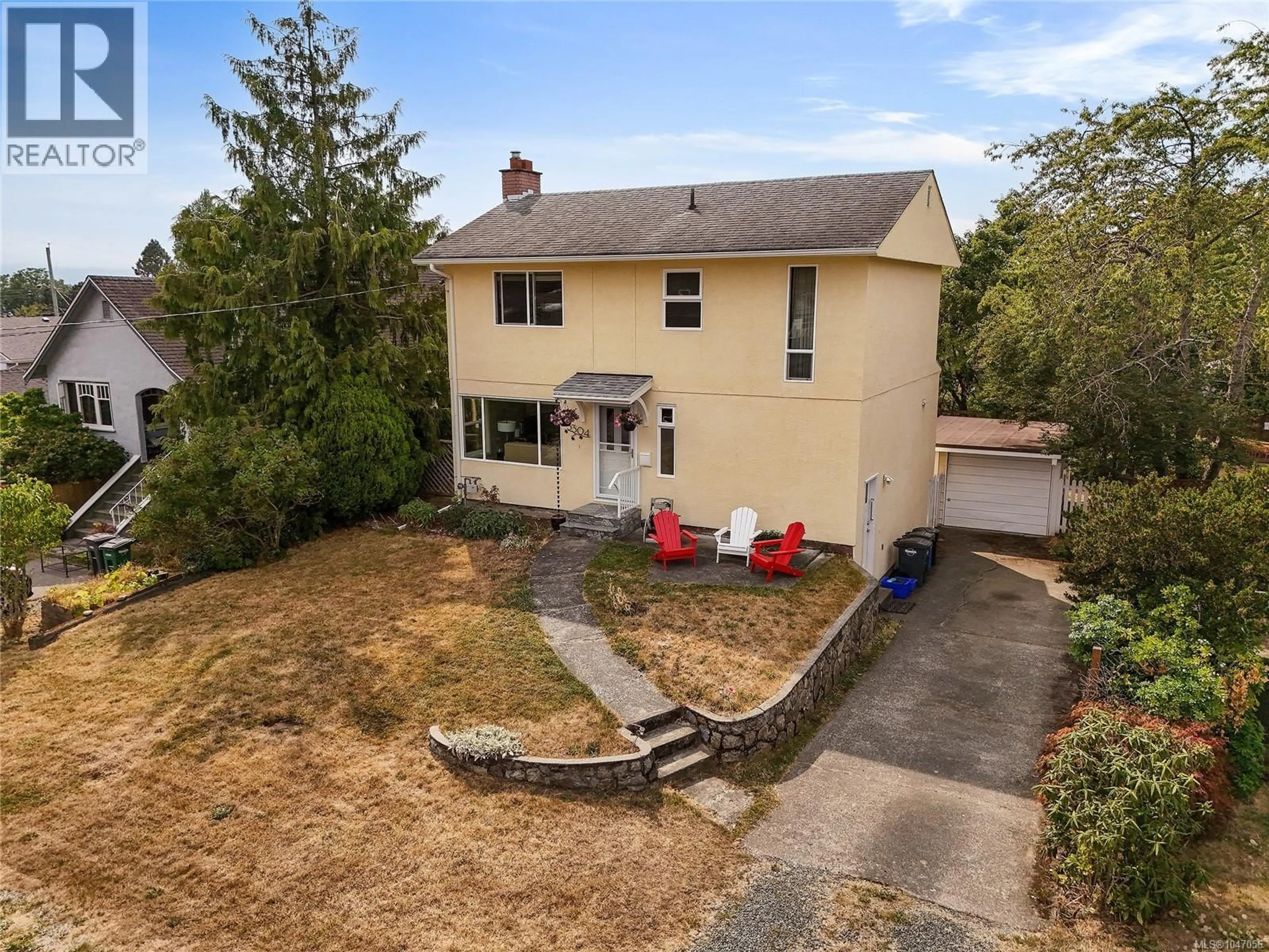A pic from outside/outdoor area/front of a property/back of a property/a pic from drone, street for 3304 ALDRIDGE STREET, Saanich British Columbia V8P4L8