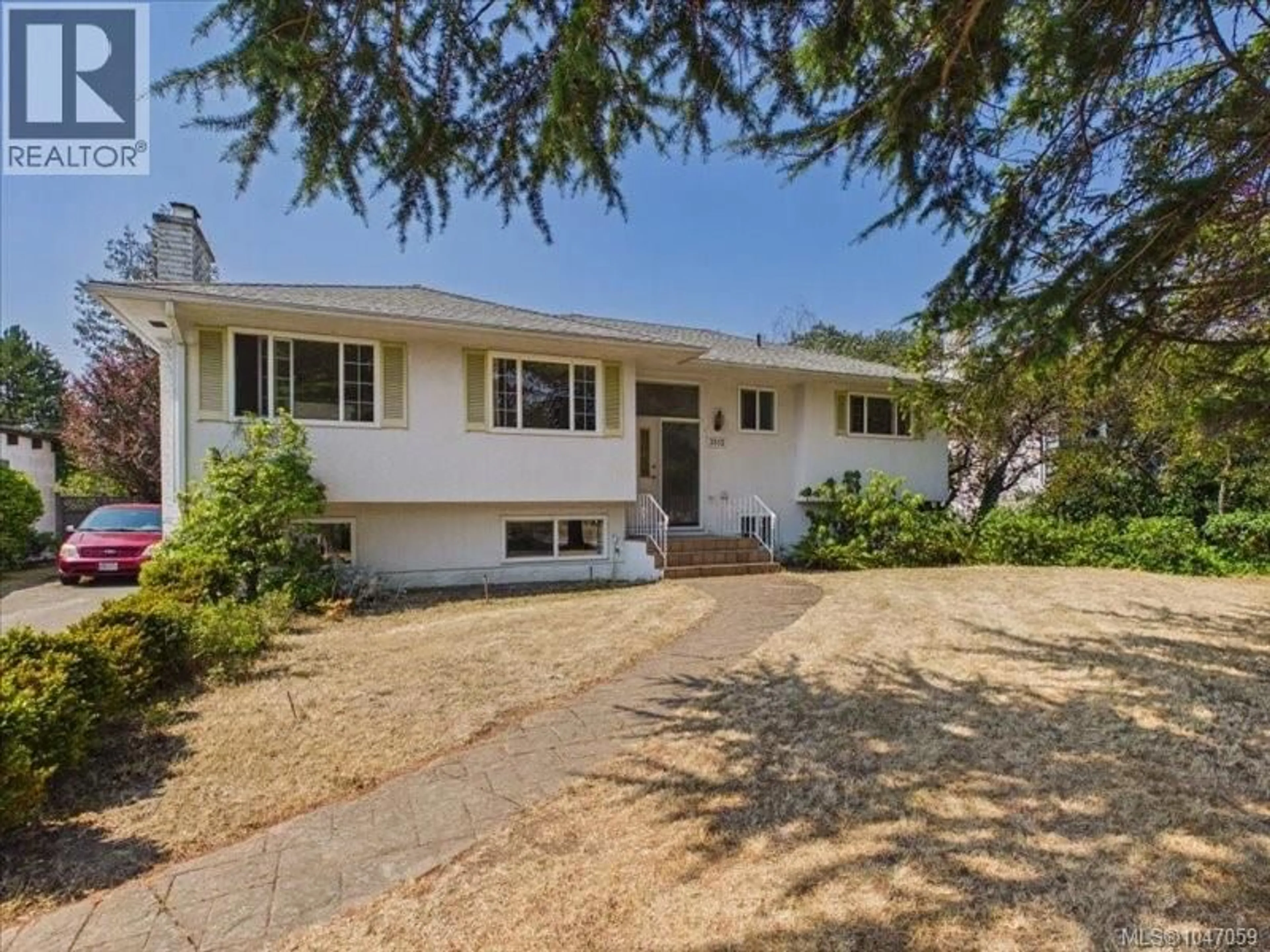 Home with vinyl exterior material, street for 3512 HENDERSON ROAD, Oak Bay British Columbia V8P5B1