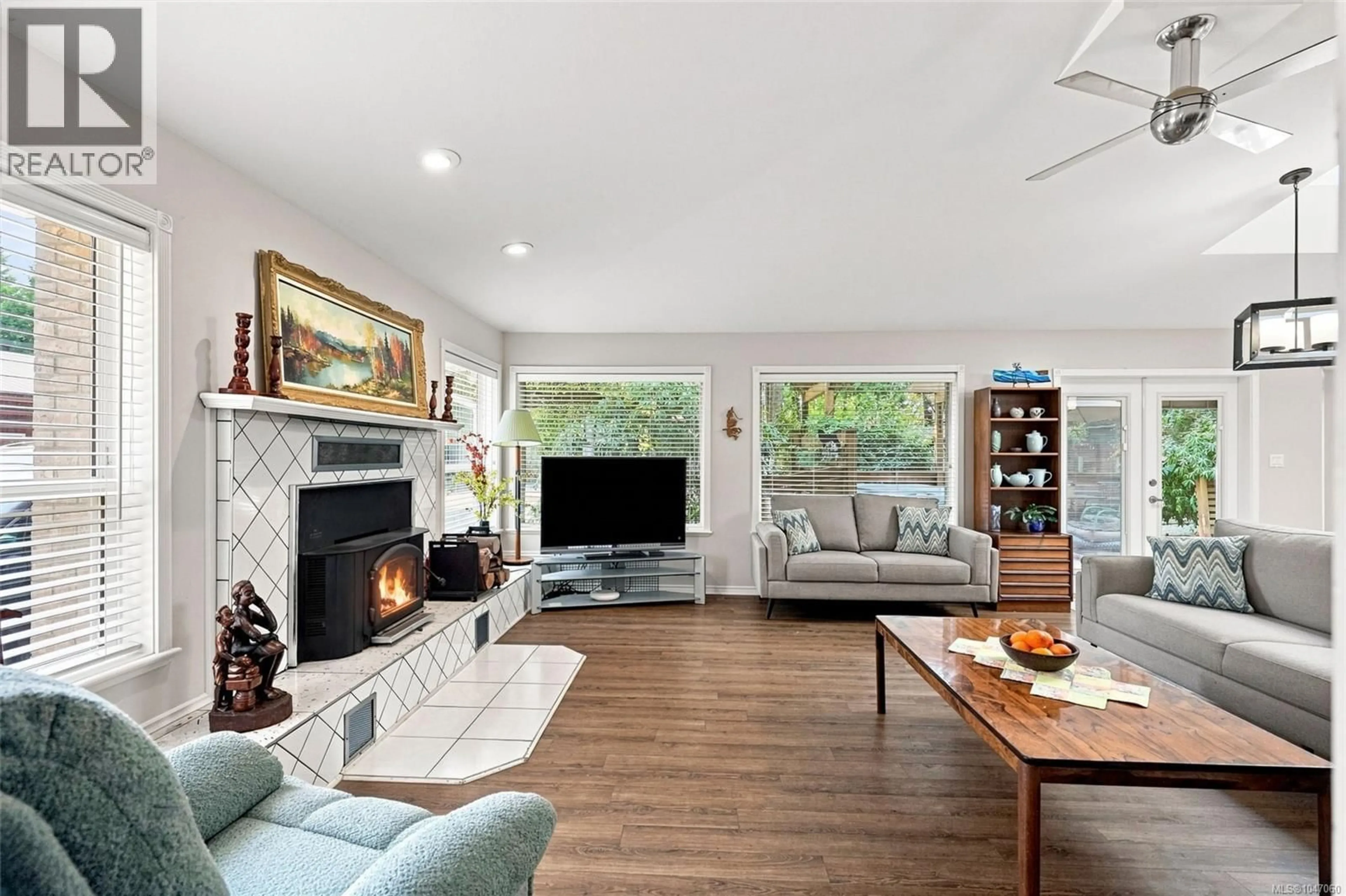 Living room with furniture, unknown for 2319 ISLAND HIGHWAY EAST, Nanoose Bay British Columbia V9P9E2