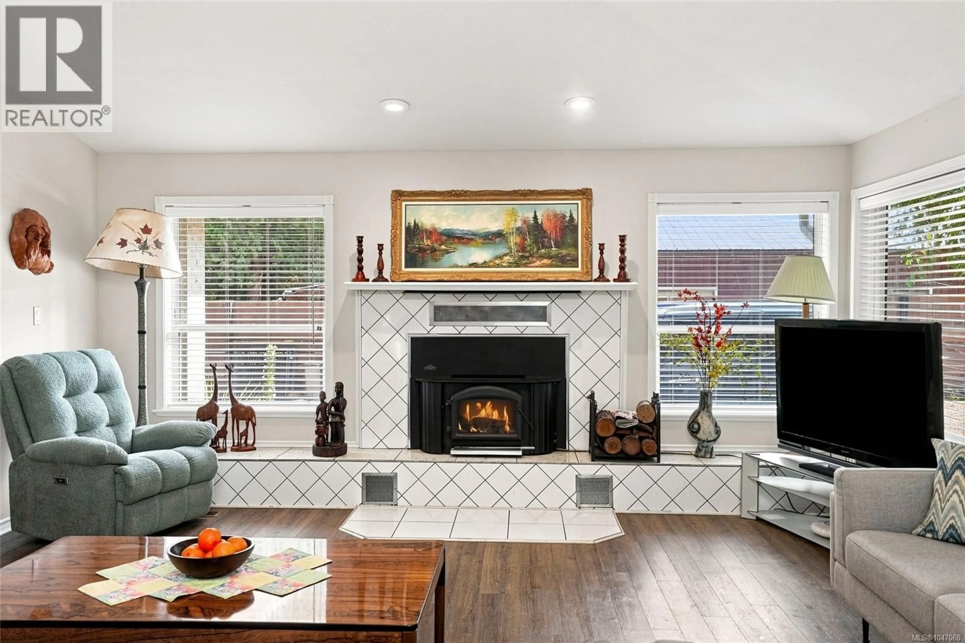Living room with furniture, ceramic/tile floor for 2319 ISLAND HIGHWAY EAST, Nanoose Bay British Columbia V9P9E2