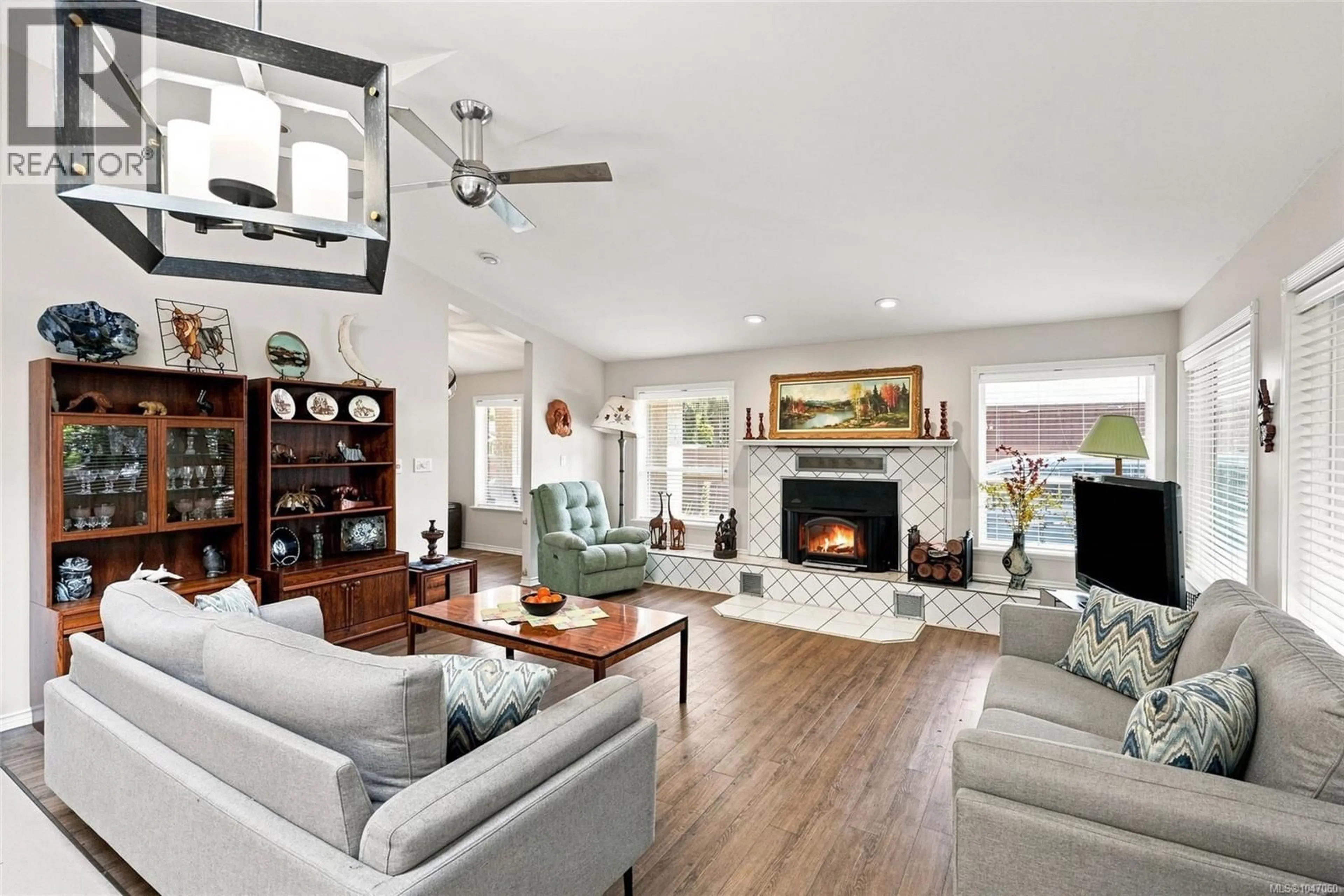 Living room with furniture, unknown for 2319 ISLAND HIGHWAY EAST, Nanoose Bay British Columbia V9P9E2