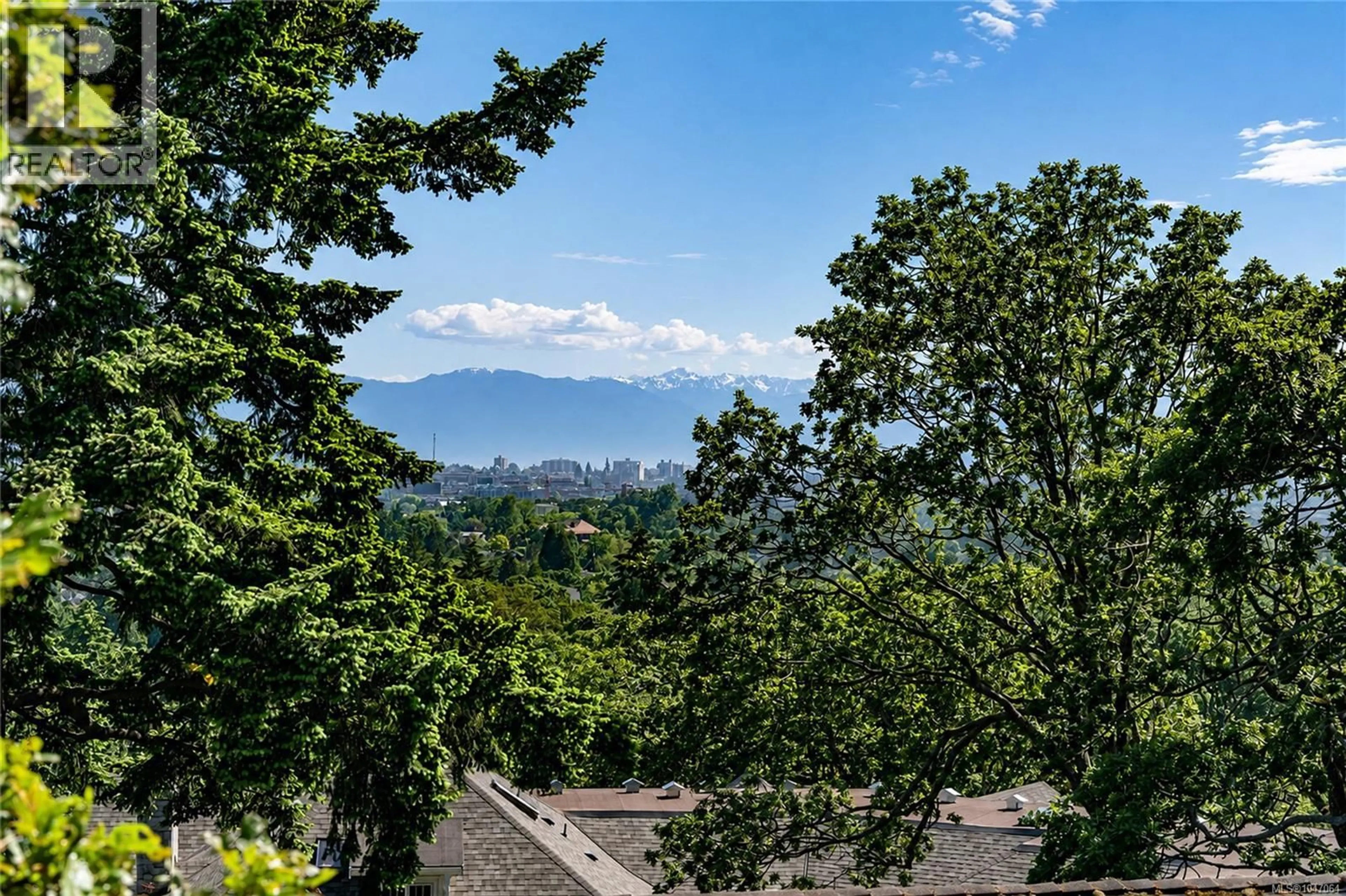 Patio, mountain view for 3574 MCINNIS RISE, Saanich British Columbia V8P5M7