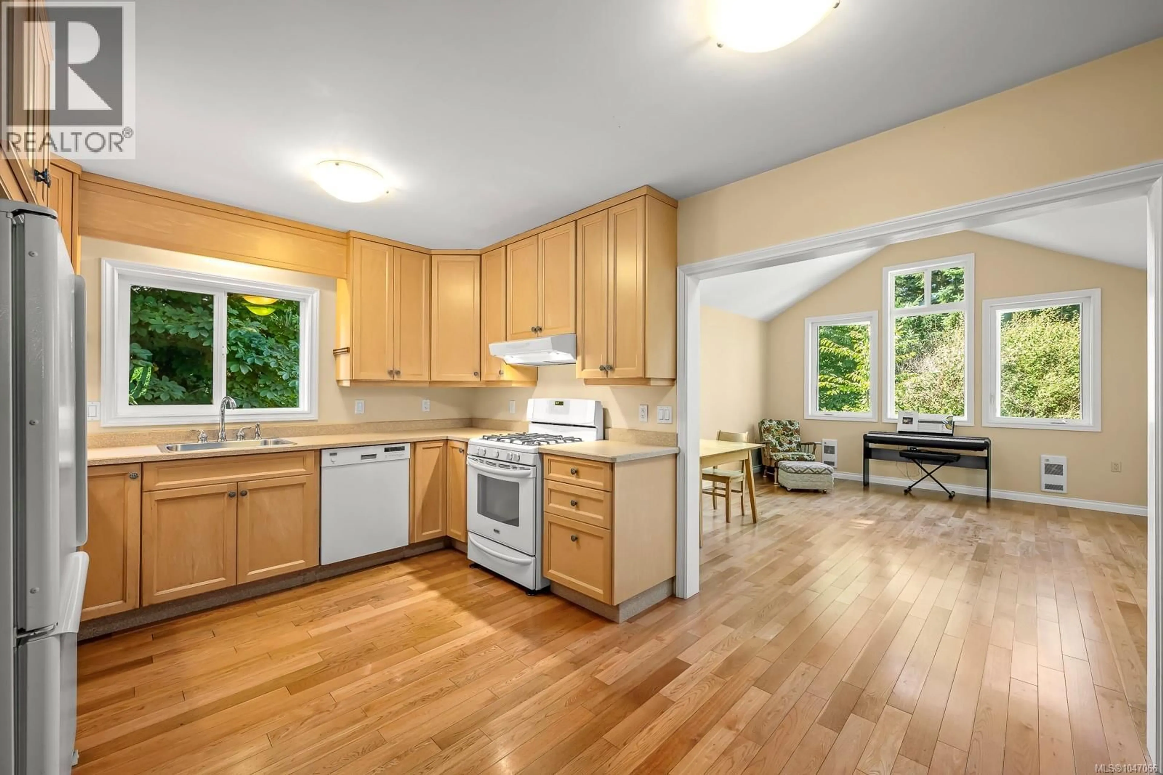 Open concept kitchen, wood/laminate floor for 2625 URQUHART AVENUE, Courtenay British Columbia V9N6T6