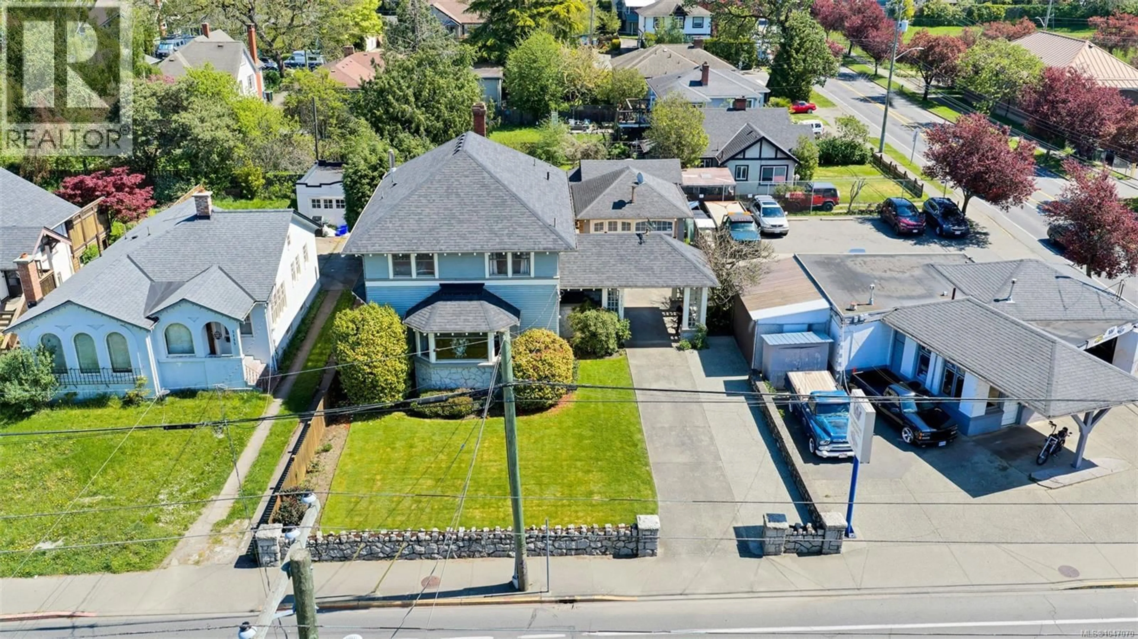 A pic from outside/outdoor area/front of a property/back of a property/a pic from drone, street for 3107 QUADRA STREET, Victoria British Columbia V8X1E9